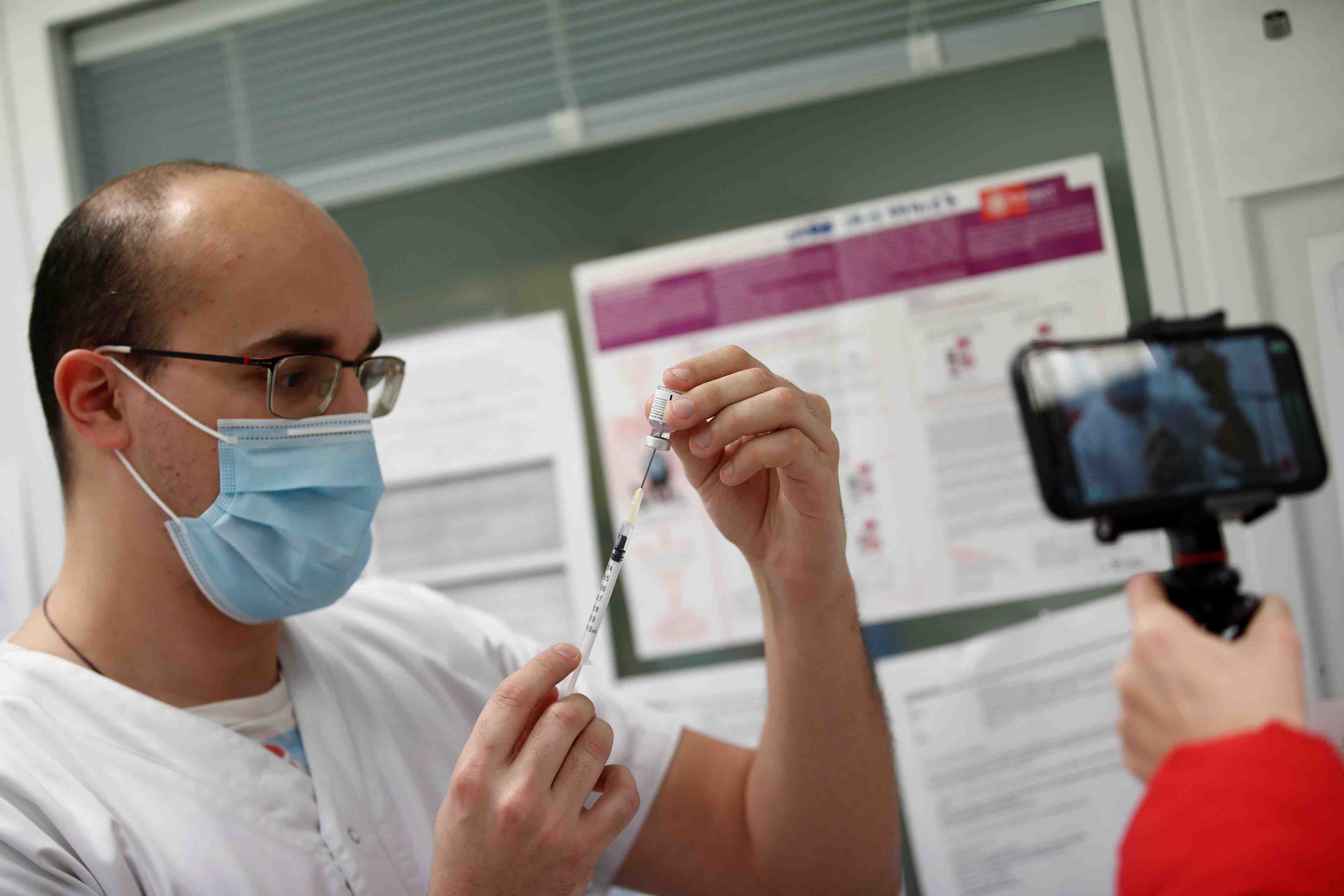 Coronavirus: "le sanitaire prend trop de place", dit l'infectiologue eric caumes