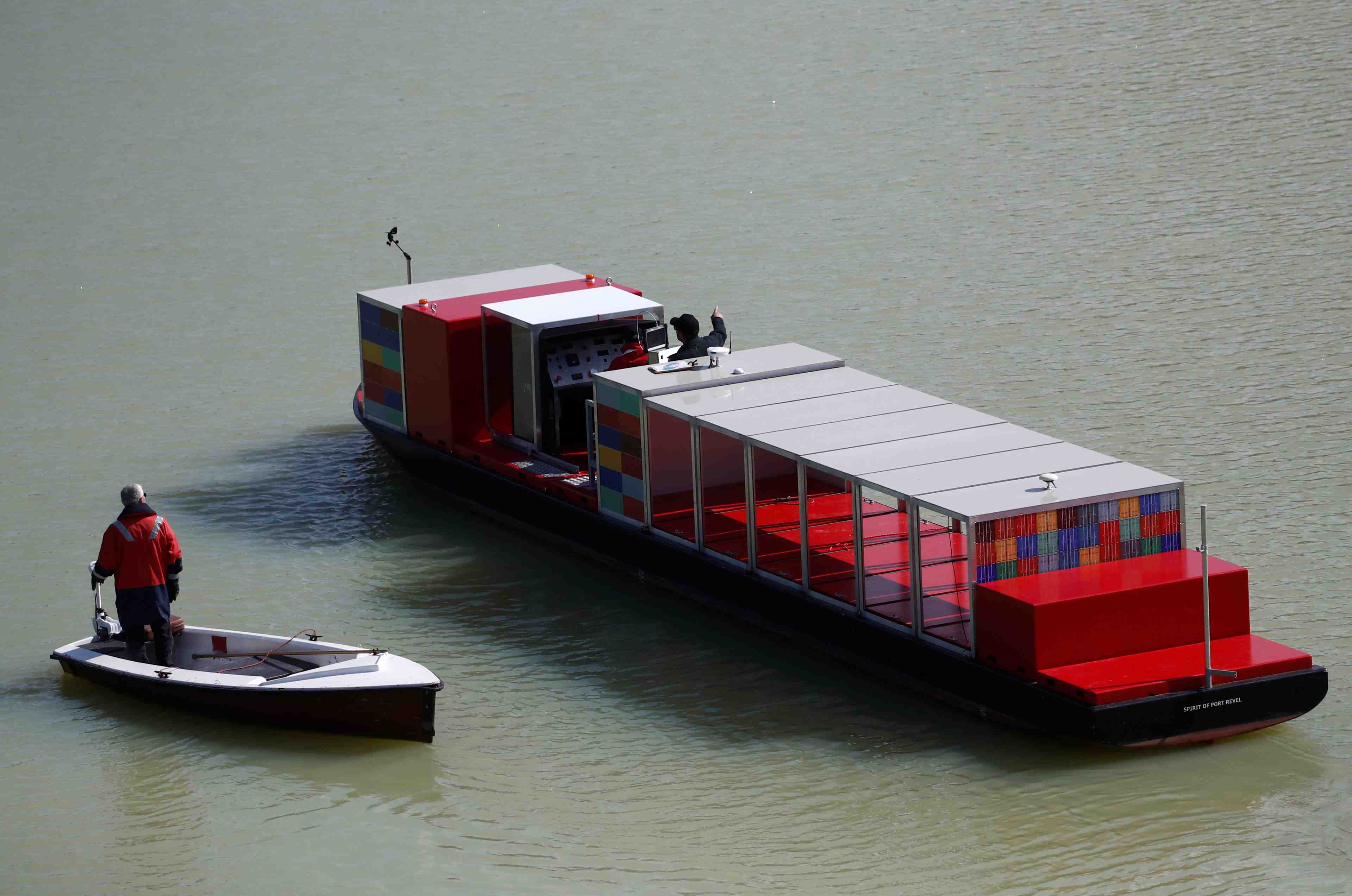 Sur un lac des alpes, les marins apprennent a ne pas s'echouer dans le canal de suez
