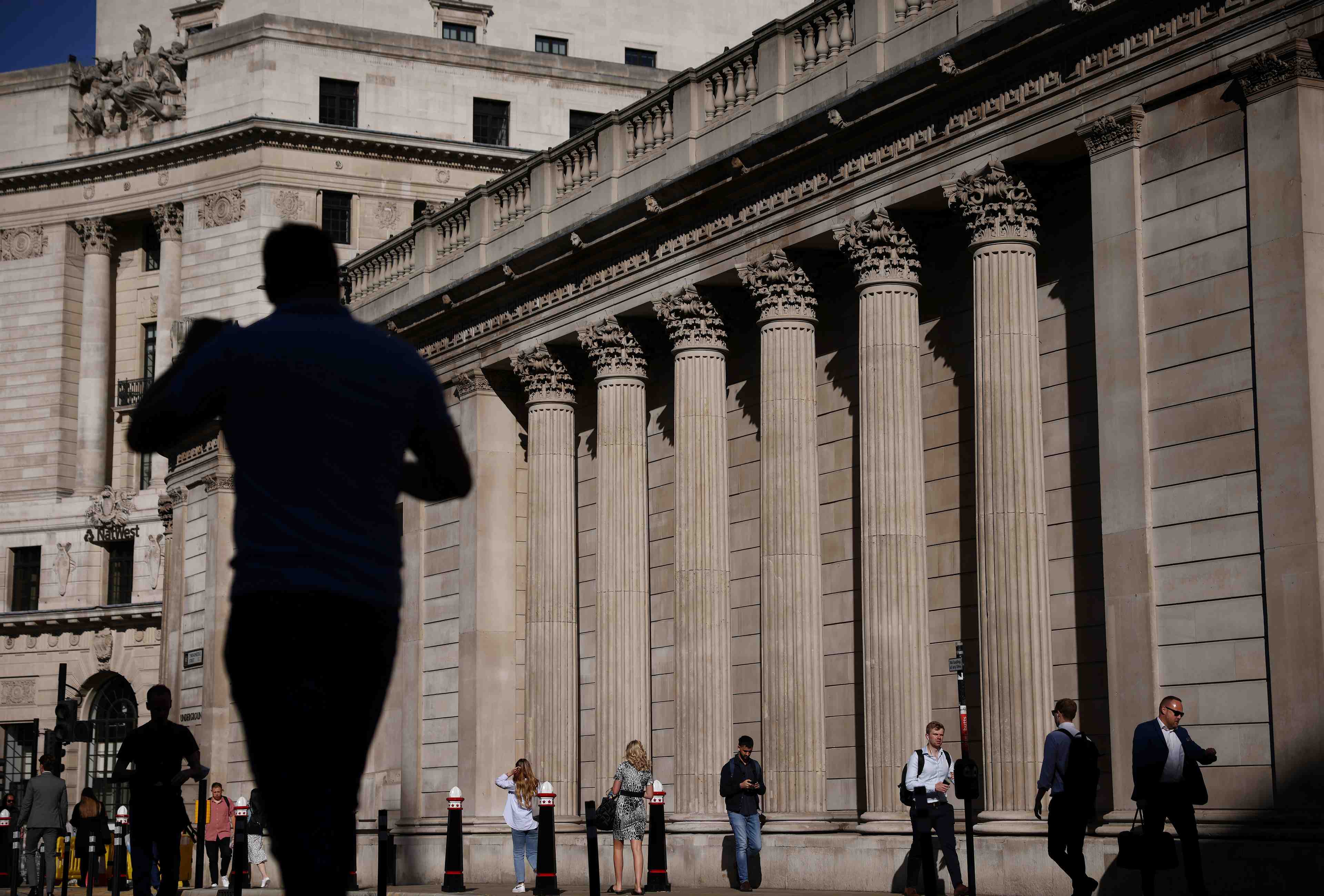 La banque d'angleterre laisse sa politique inchangee