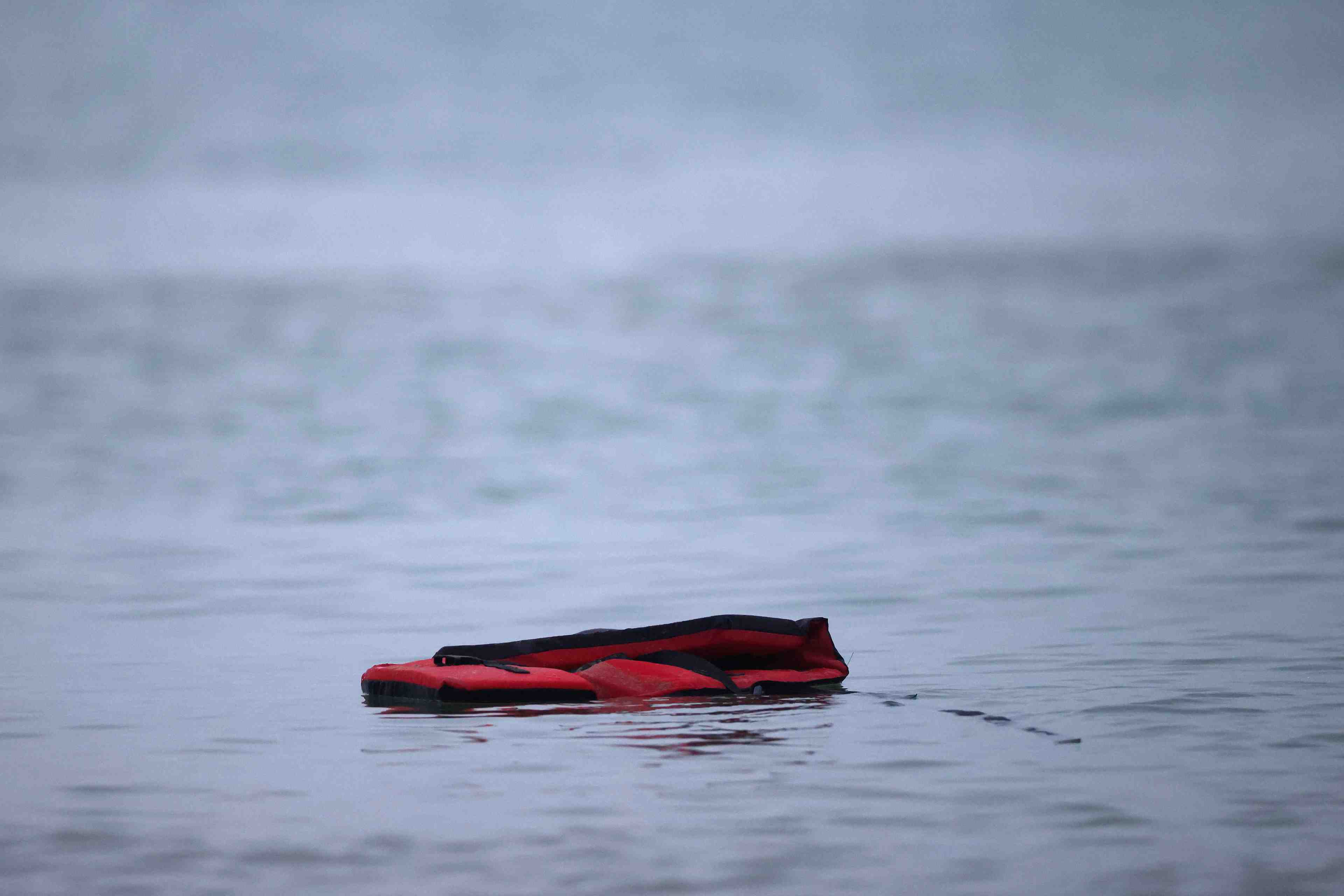Migrants noyes dans la manche: une ong porte plainte contre paris et londres