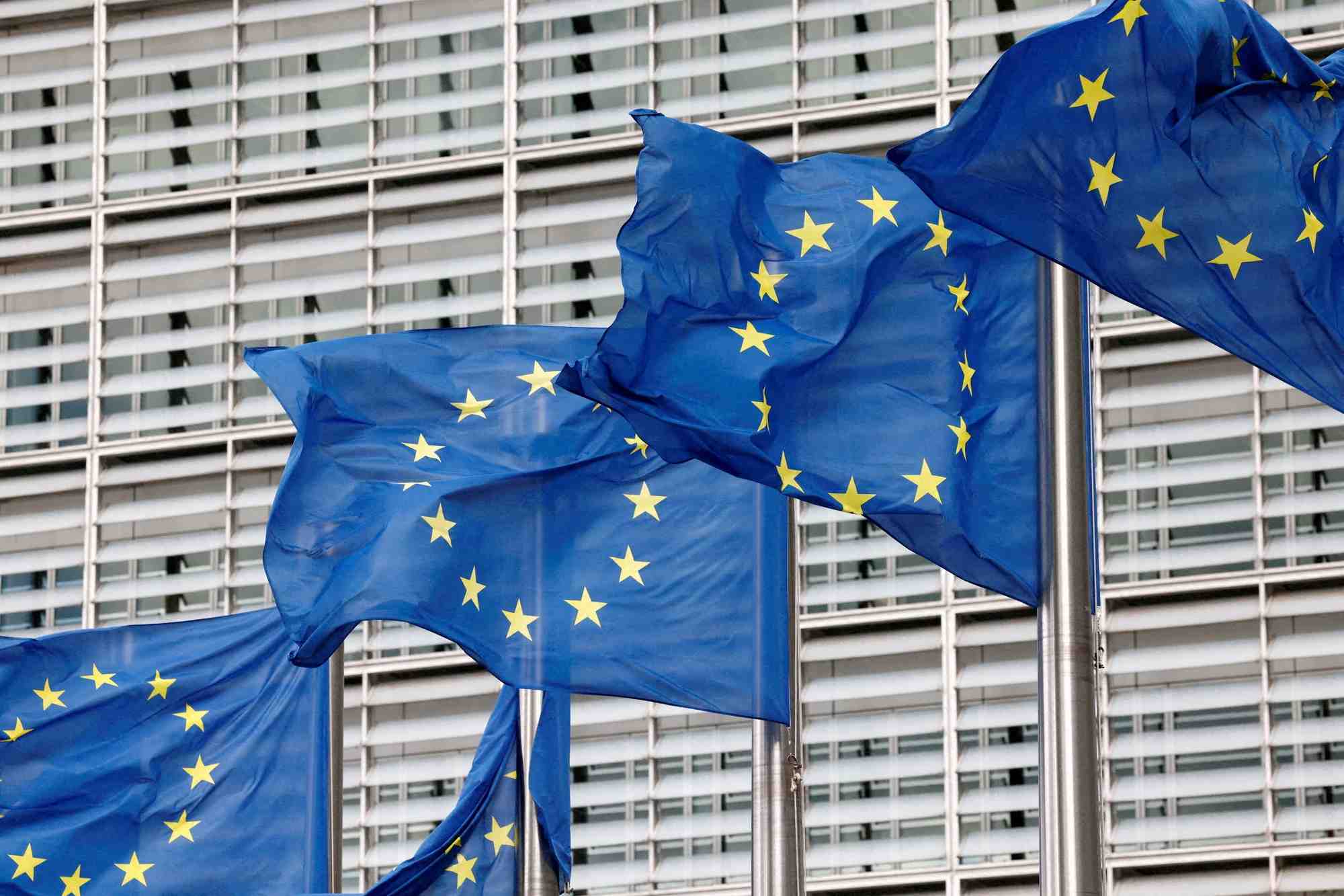 Des drapeaux europeens devant le siege de la commission europeenne a bruxelles, en belgique