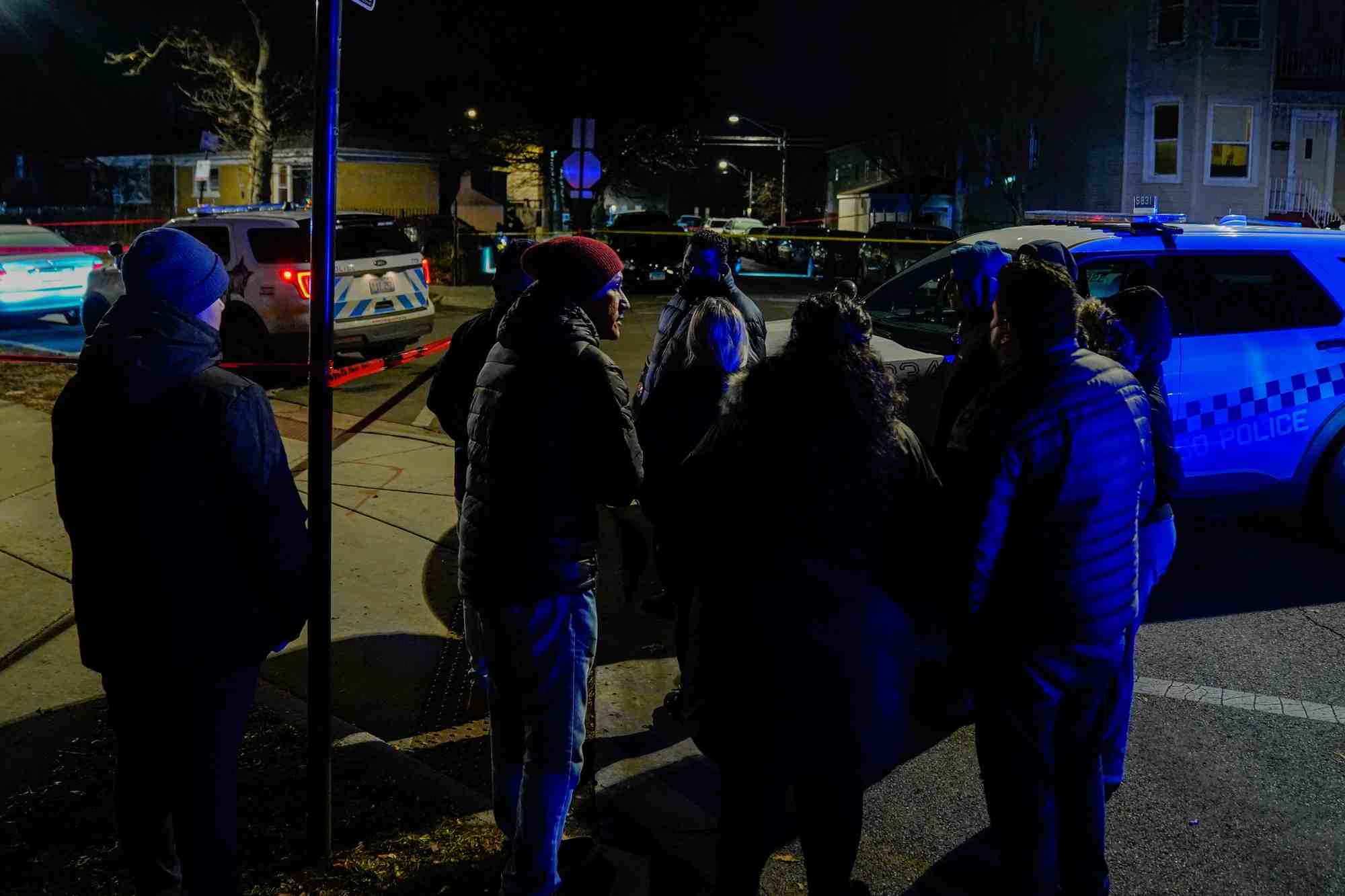 Des passants observent les activites de la police sur une scene de crime