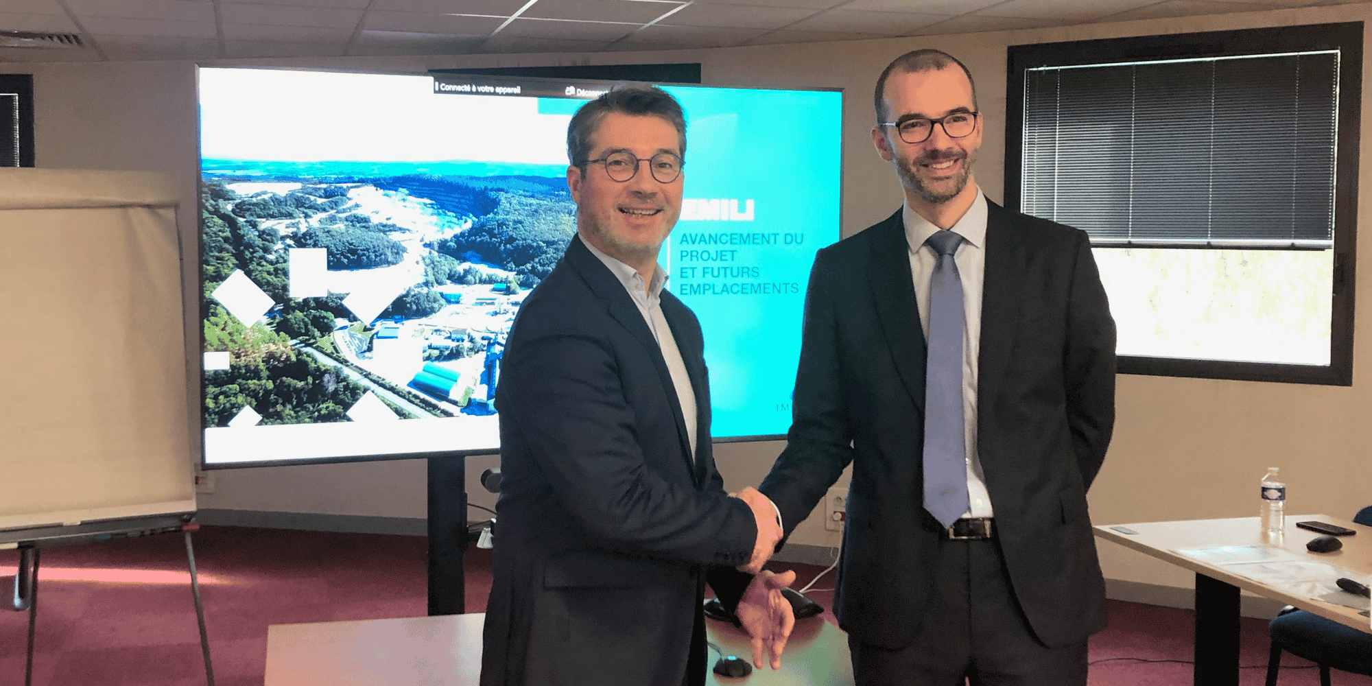 Le maire de Montluçon, également président de Montluçon Communauté, Frédéric Laporte, se félicite de l'installation prochaine d'un usine de conversion de lithium dans l'agglomération. Ici avec Alan Parte (à droite), vice-président en charge des projets lithium chez Imerys.