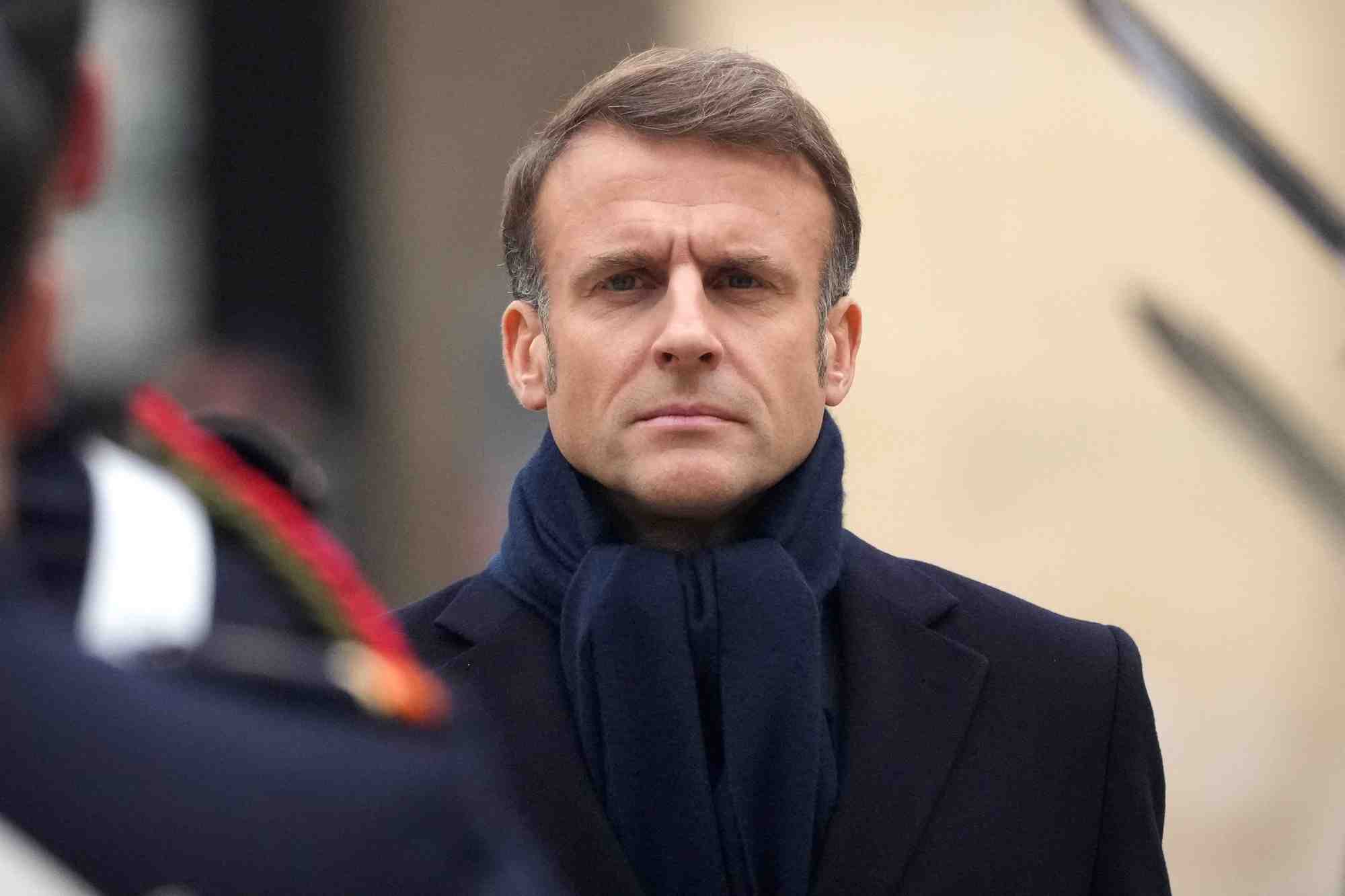 Le president francais emmanuel macron au monument des invalides a paris