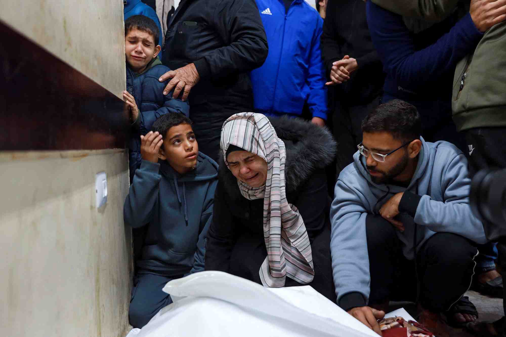 Des habitants de gaza pleurent la mort de leurs proches