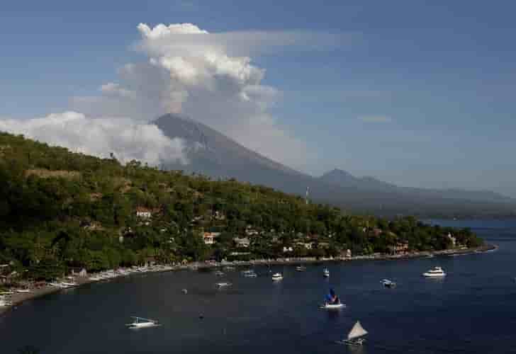 Indonesie: le volcan agung crache de nouveau cendres et lave a bali