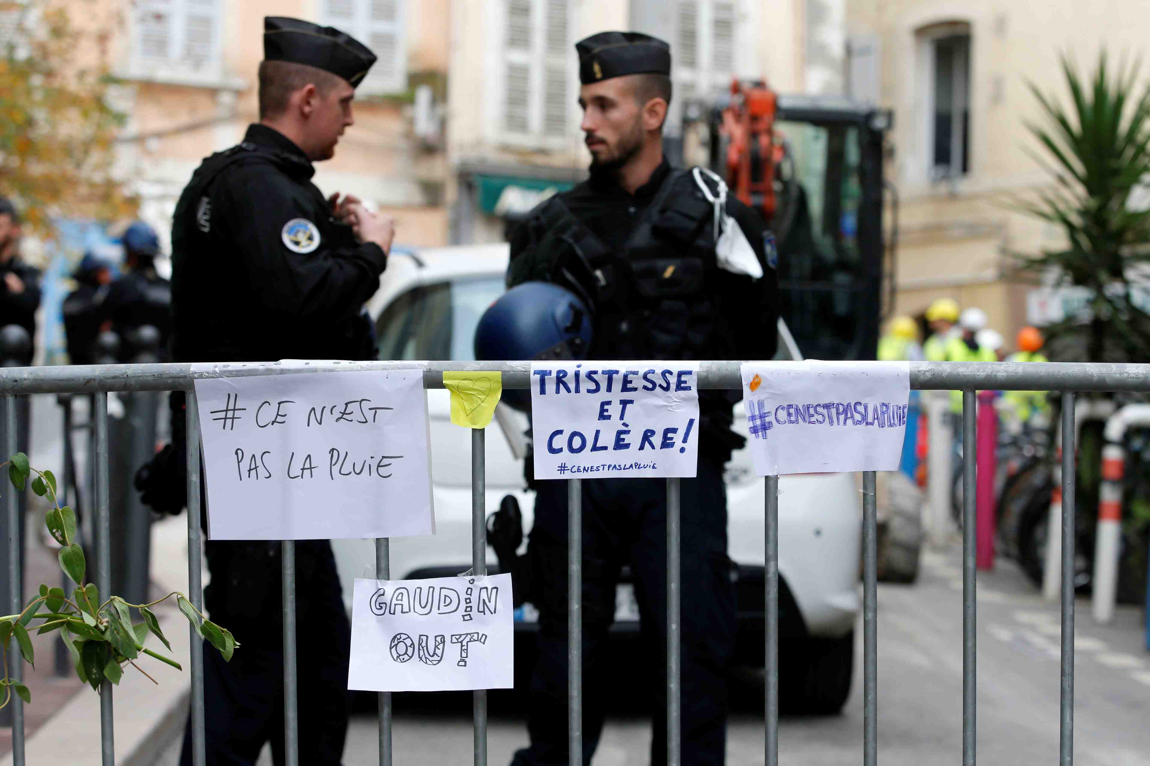 Des manifestants en colere demandent la demission de gaudin a marseille