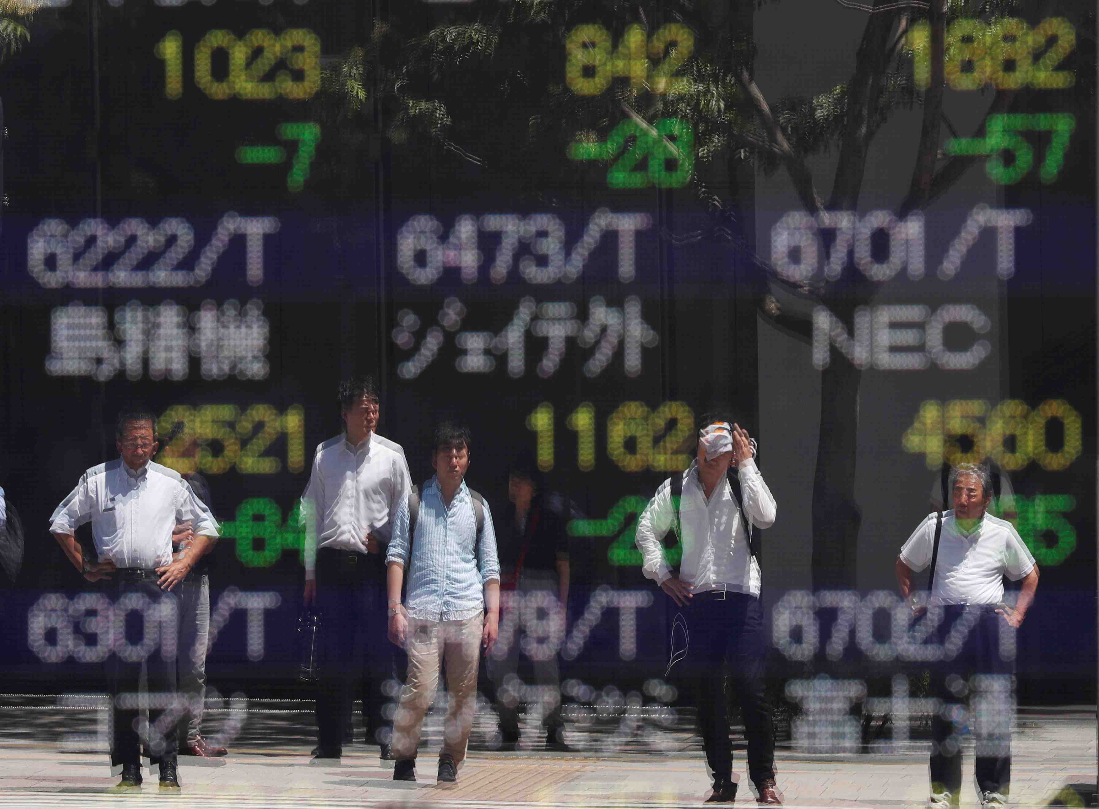 Tokyo termine en hausse