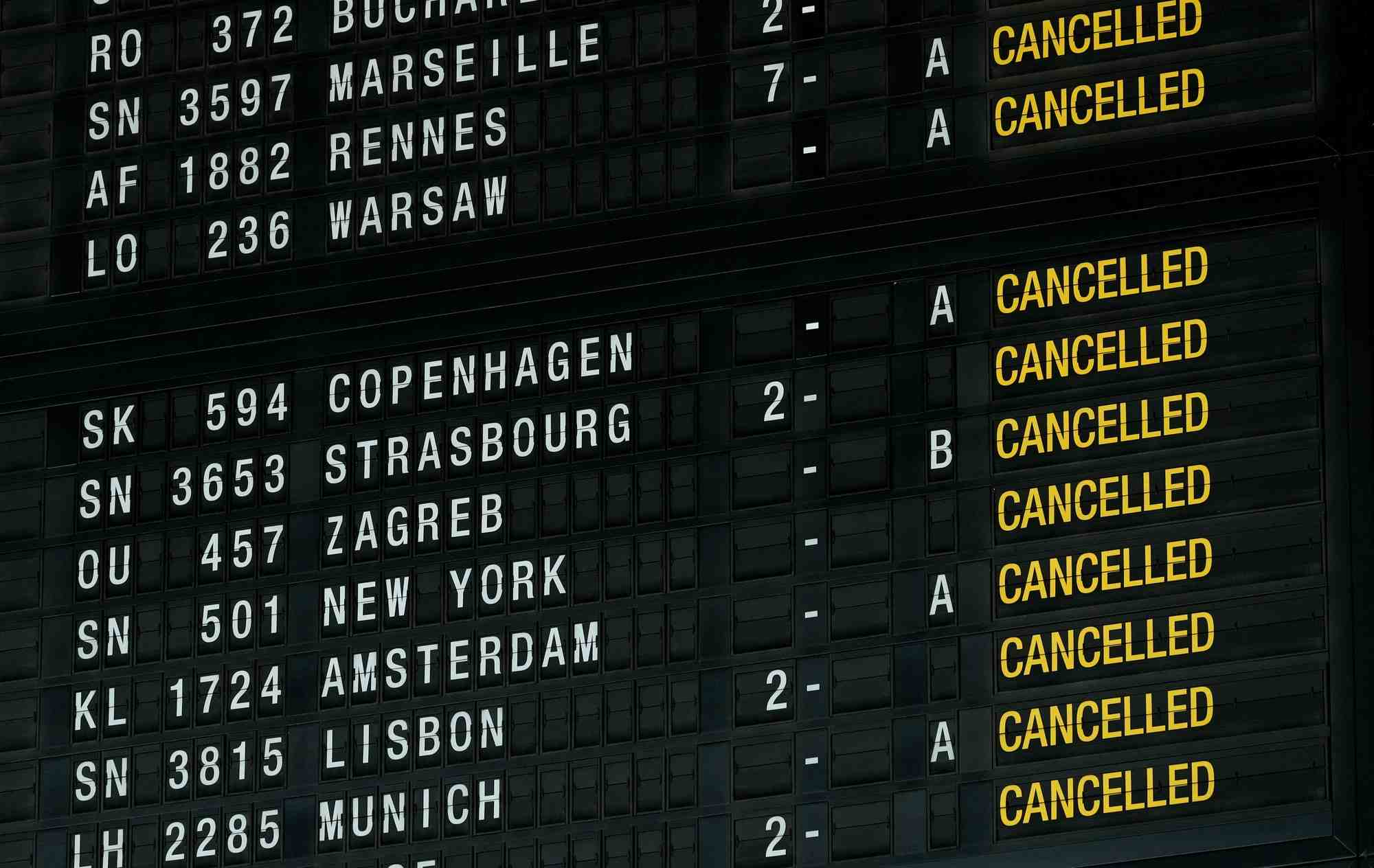 Un panneau d'information sur les vols affiche les vols annules pendant une greve a l'aeroport international de zaventem, pres de bruxelles
