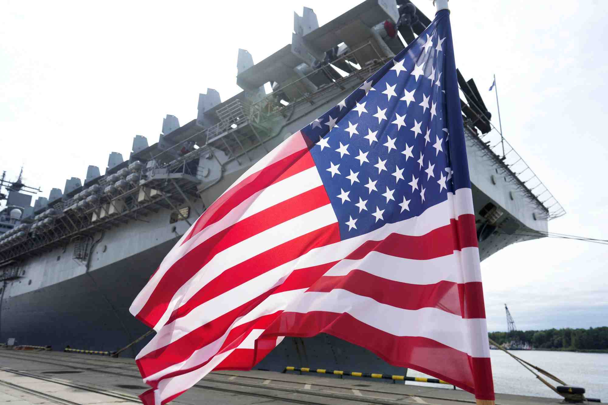Le navire d'assaut amphibie uss kearsarge de classe wasp de la marine americaine dans le port de klaipeda