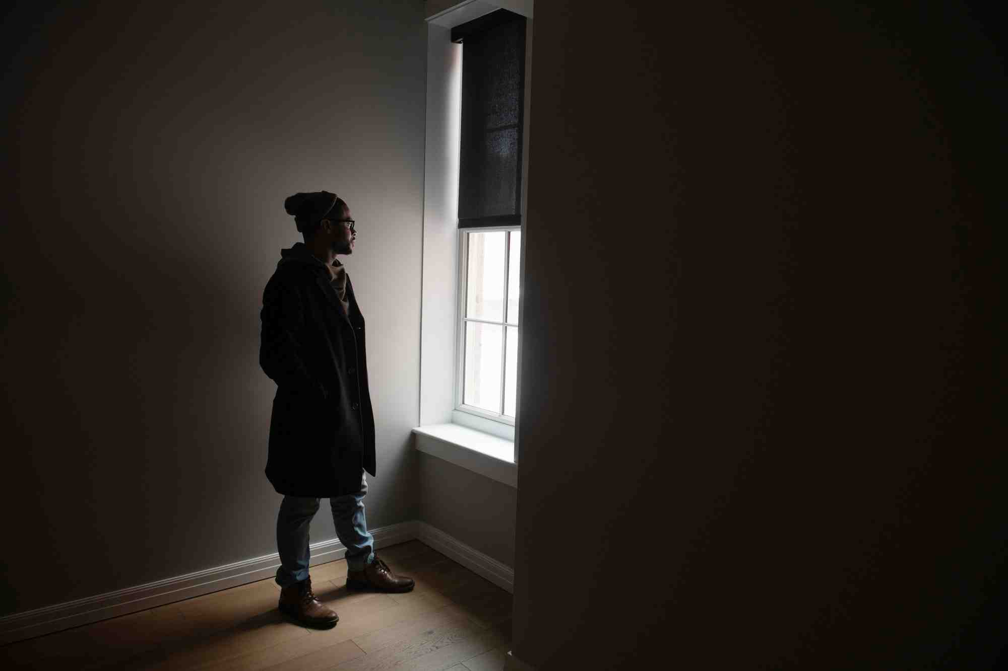 Un homme dans un nouvel appartement a erie, en pennsylvanie, etats-unis
