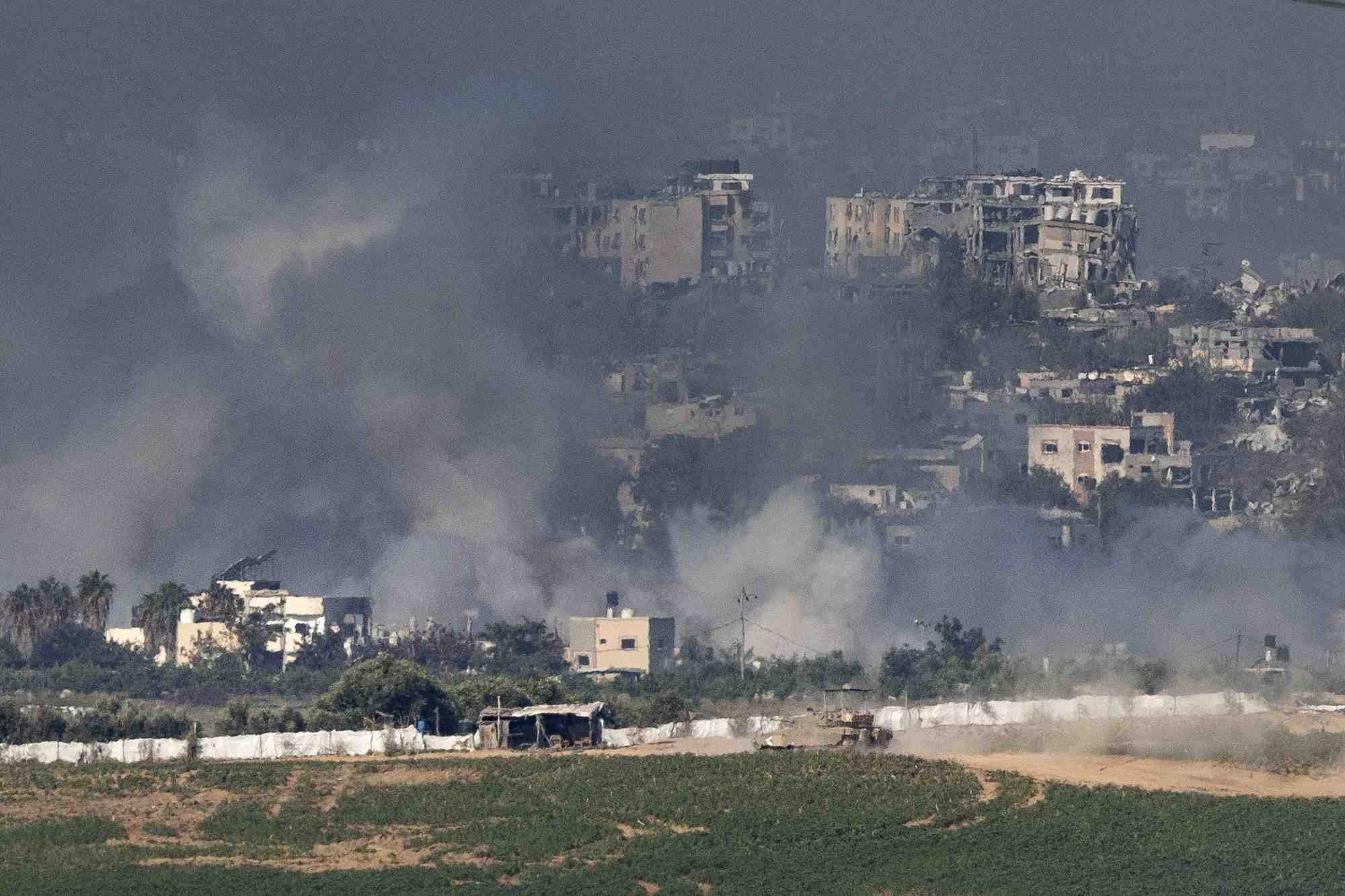 Photo des chars israeliens qui font des manoeuvres a l’interieur de la bande de gaza, vus d’israel