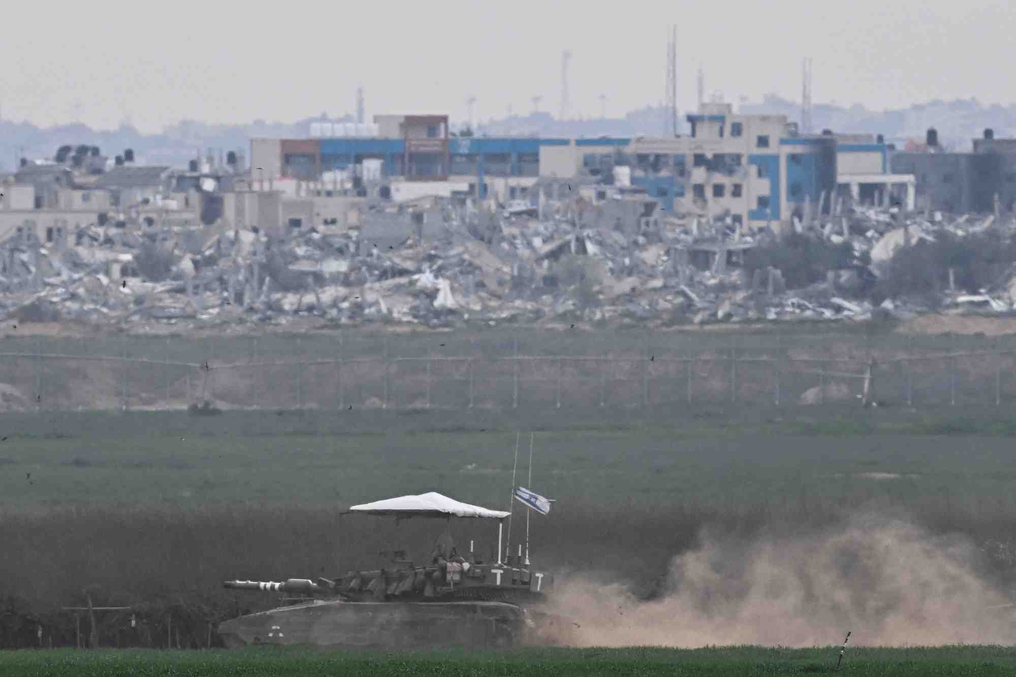 Manoeuvres de chars israeliens le long de la frontiere centrale de la bande de gaza