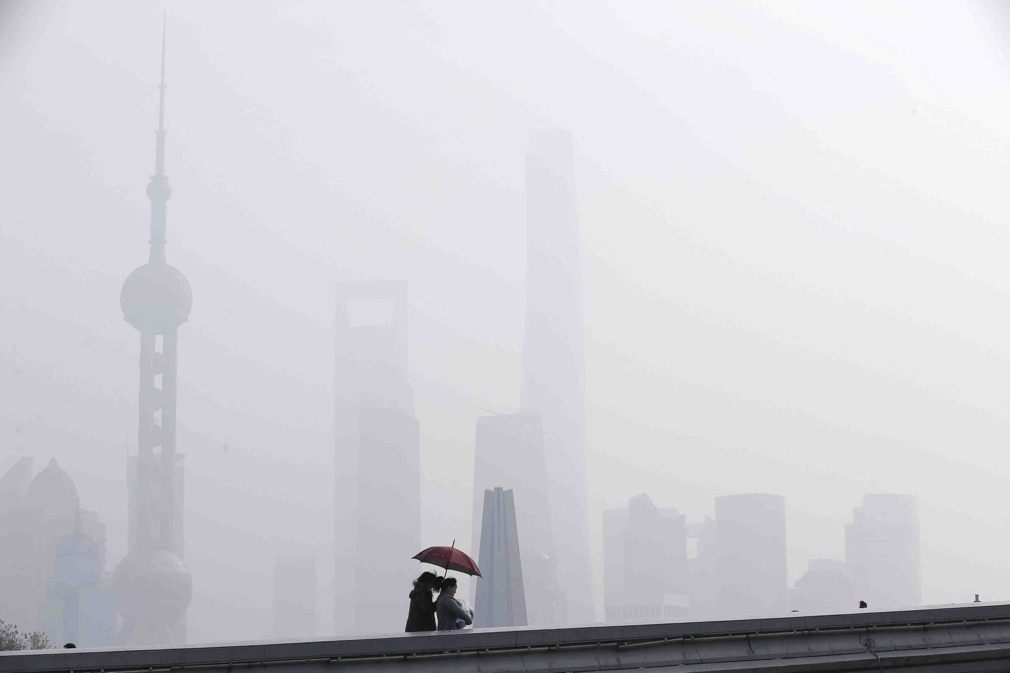 Shanghai enveloppe dans un brouillard de pollution