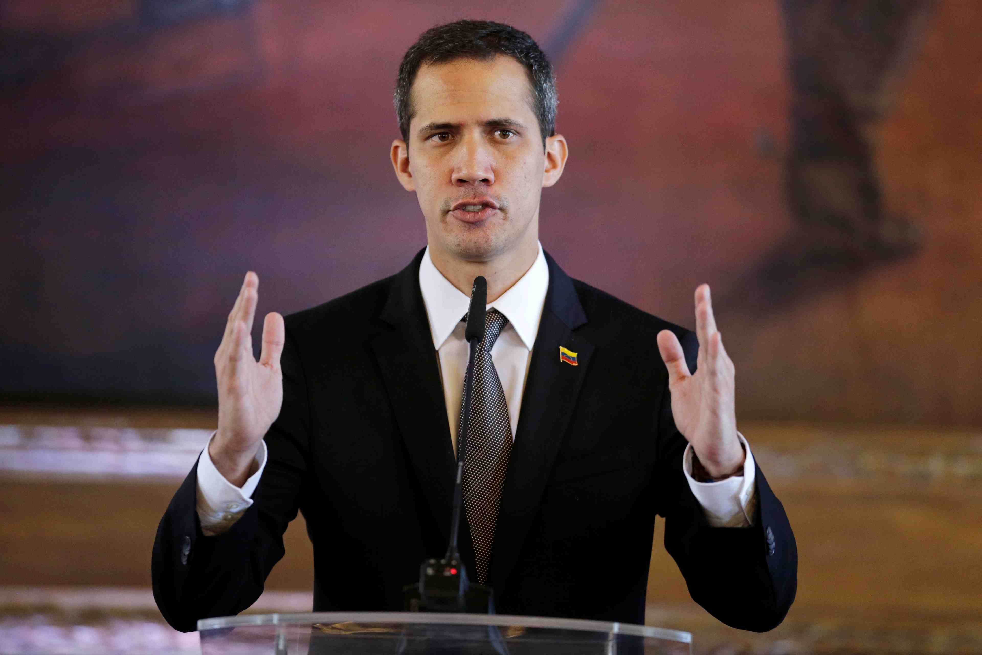 Selon guaido, 600 officiers de l'armee ont abandonne maduro