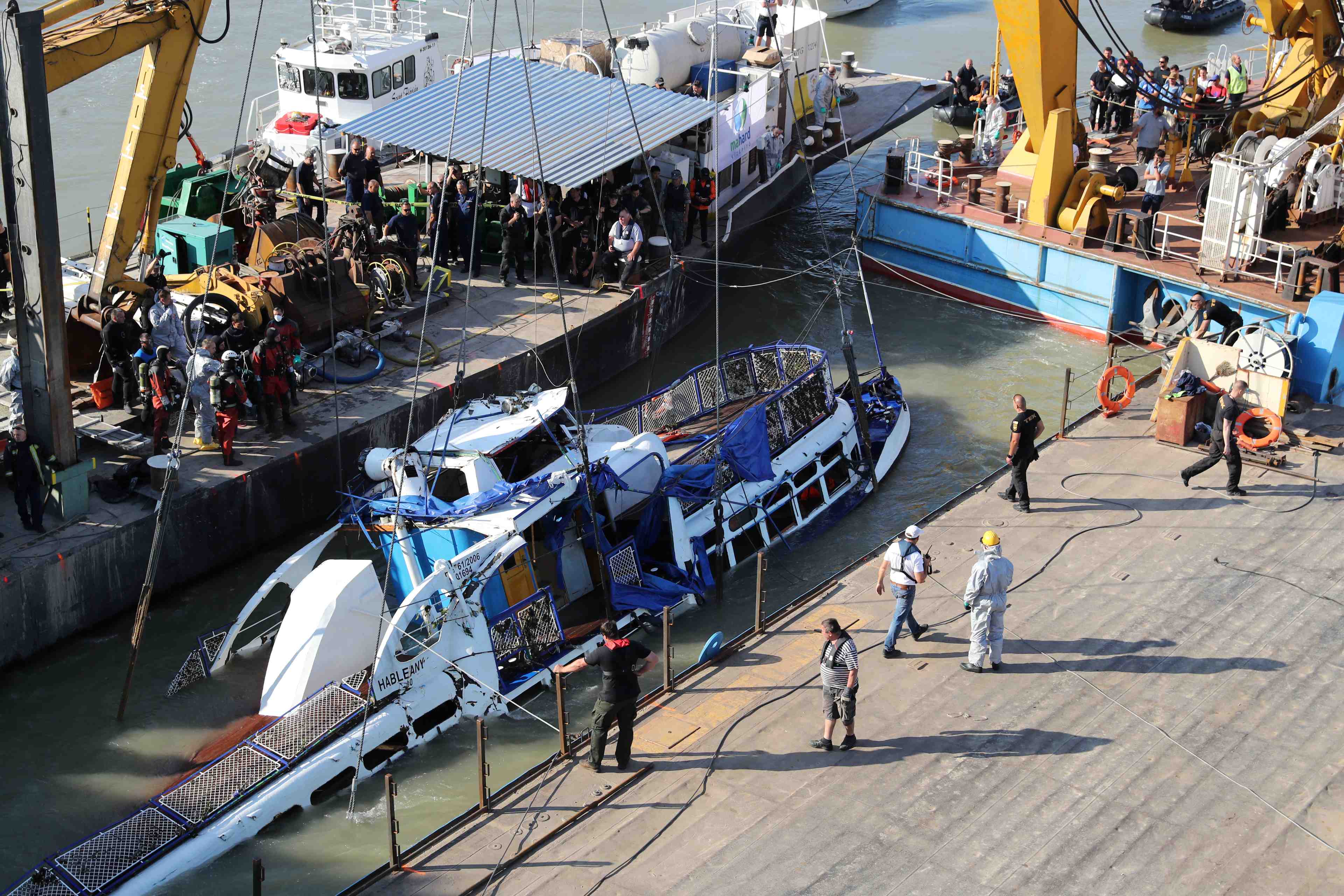 Naufrage sur le danube: l'epave du bateau sortie de l'eau