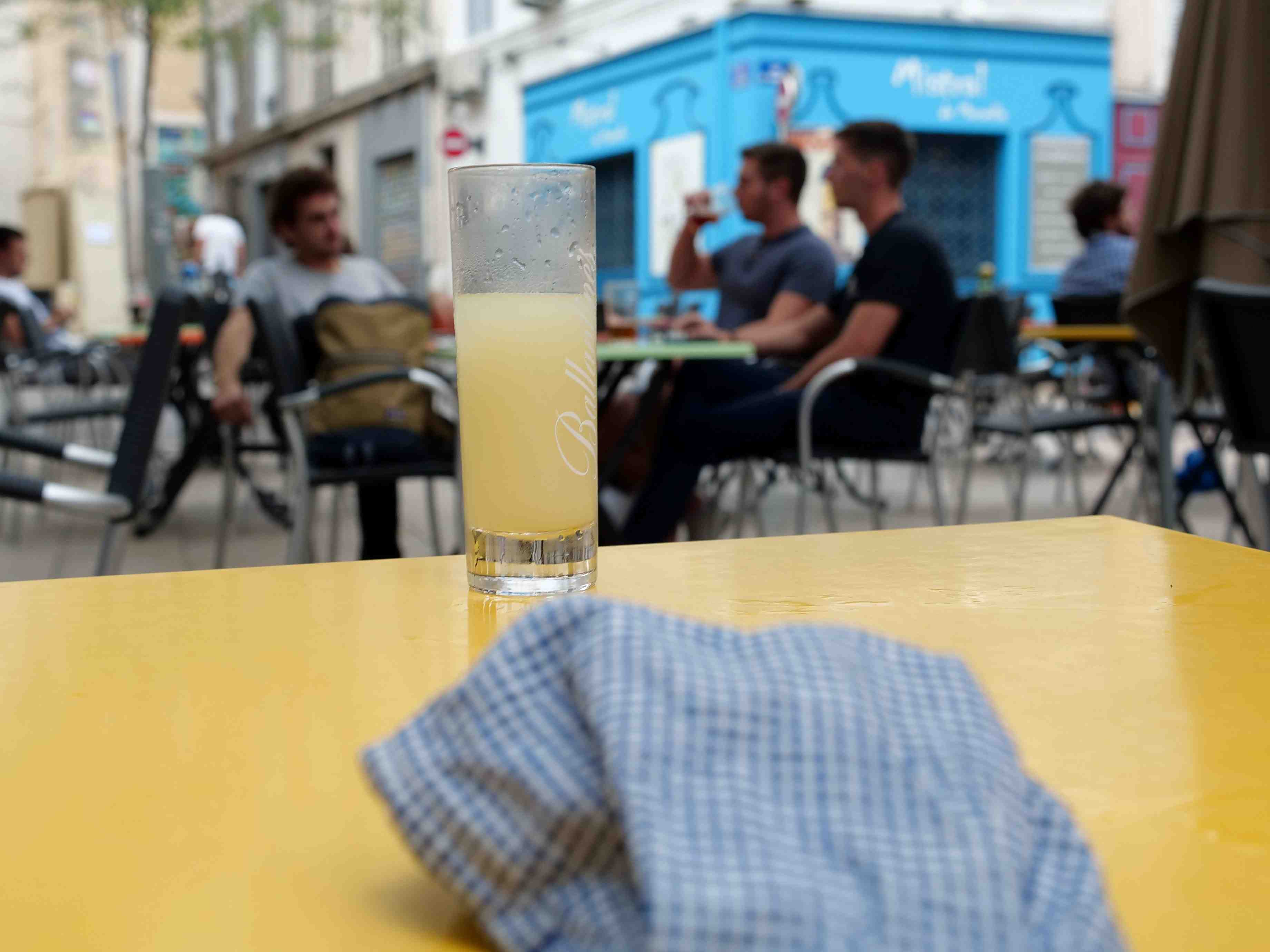 Restaurateurs et cafetiers manifestent a marseille contre l'ordre de fermeture