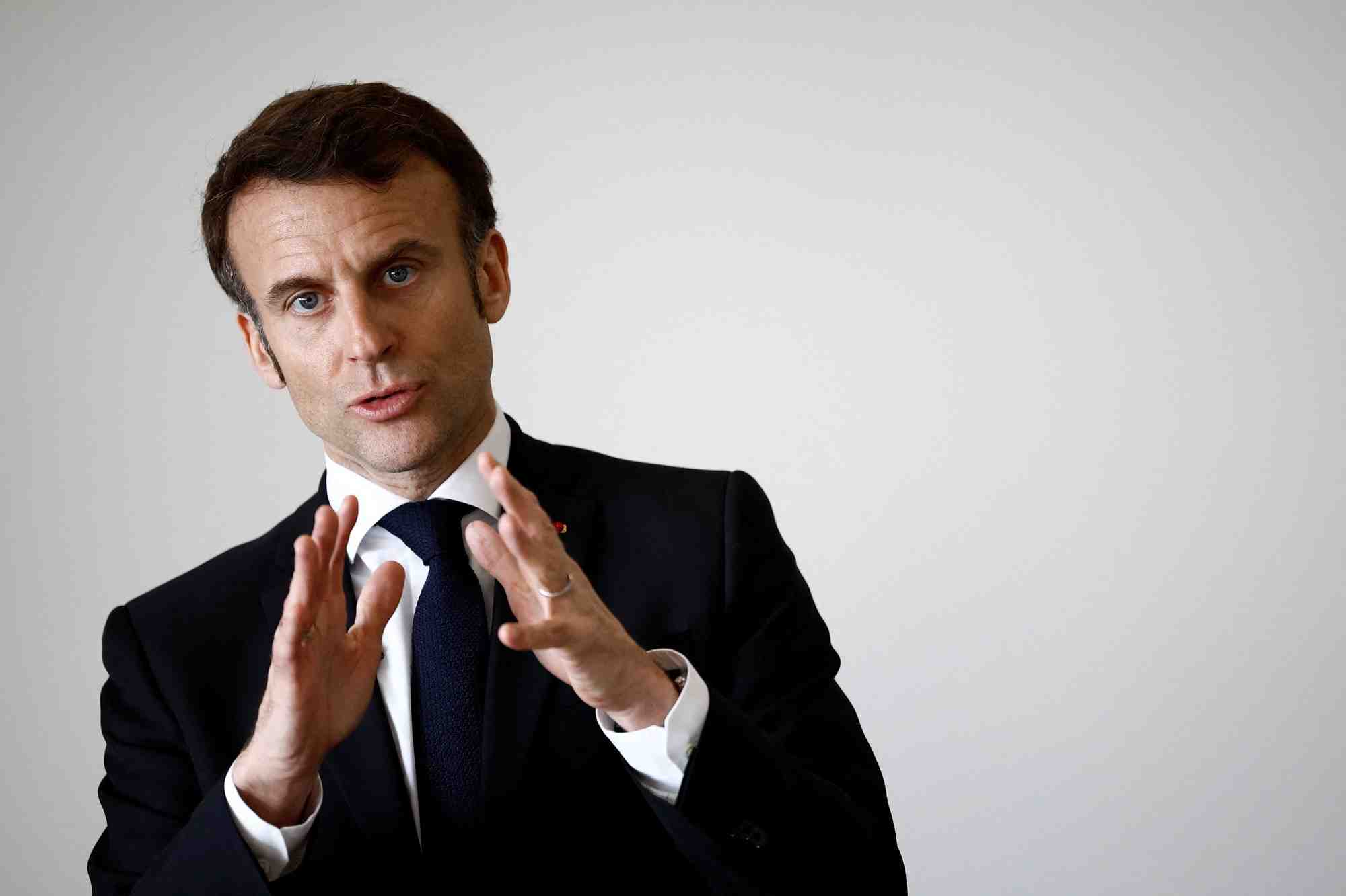 Emmanuel macron lors d'une visite au ollege jean lartaut a jarnac