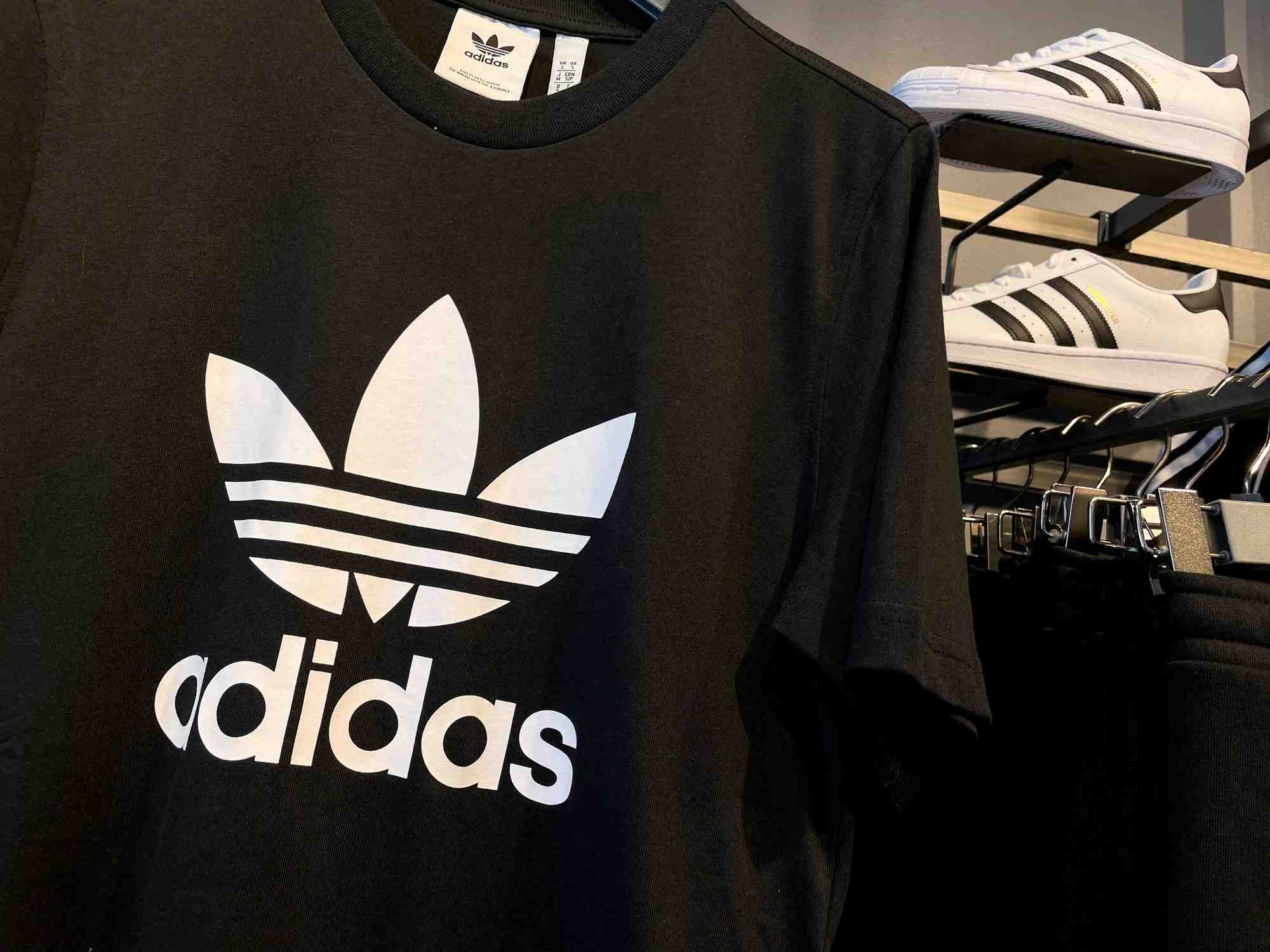 Des produits adidas dans un magasin a garden city, new york
