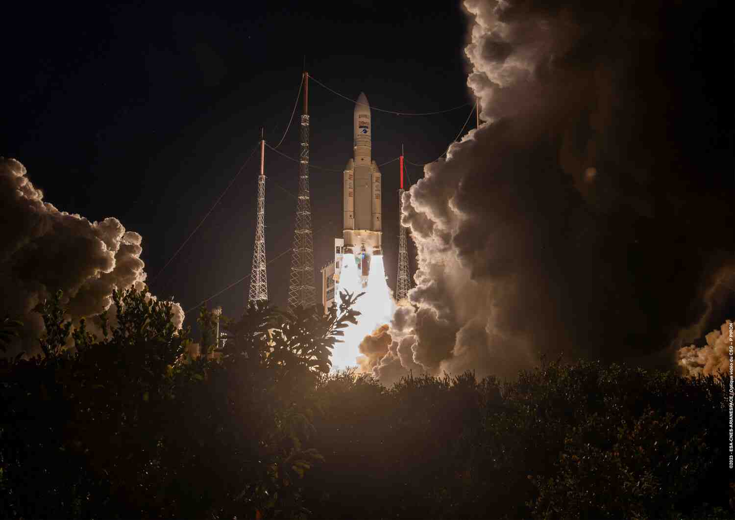 Pour sa dernière mission, Ariane 5 a emporté à son bord les satellites Heinrich-Hertz et Syracuse 4B au profit respectivement de l'Agence spatiale allemande (DLR) pour le gouvernement allemand et la Direction générale de l'armement (DGA) pour le ministère des Armées (photo : vol VA256)