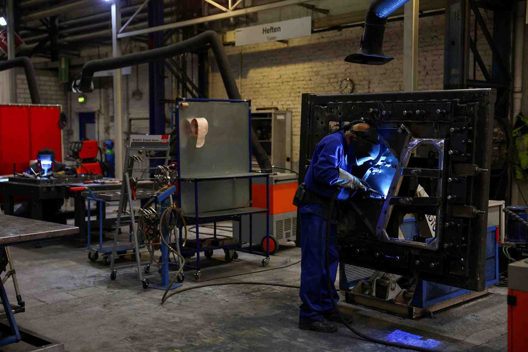 Un homme travaille dans une usine a kassel, en allemagne