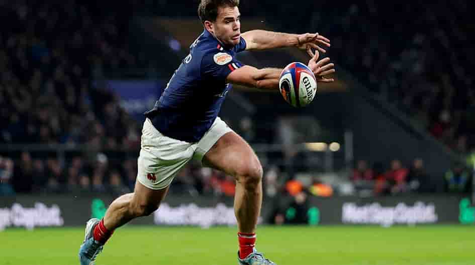 Damian Penaud laisse échapper le ballon, à l’image d’un XV de France trop maladroit pour espérer l’emporter.