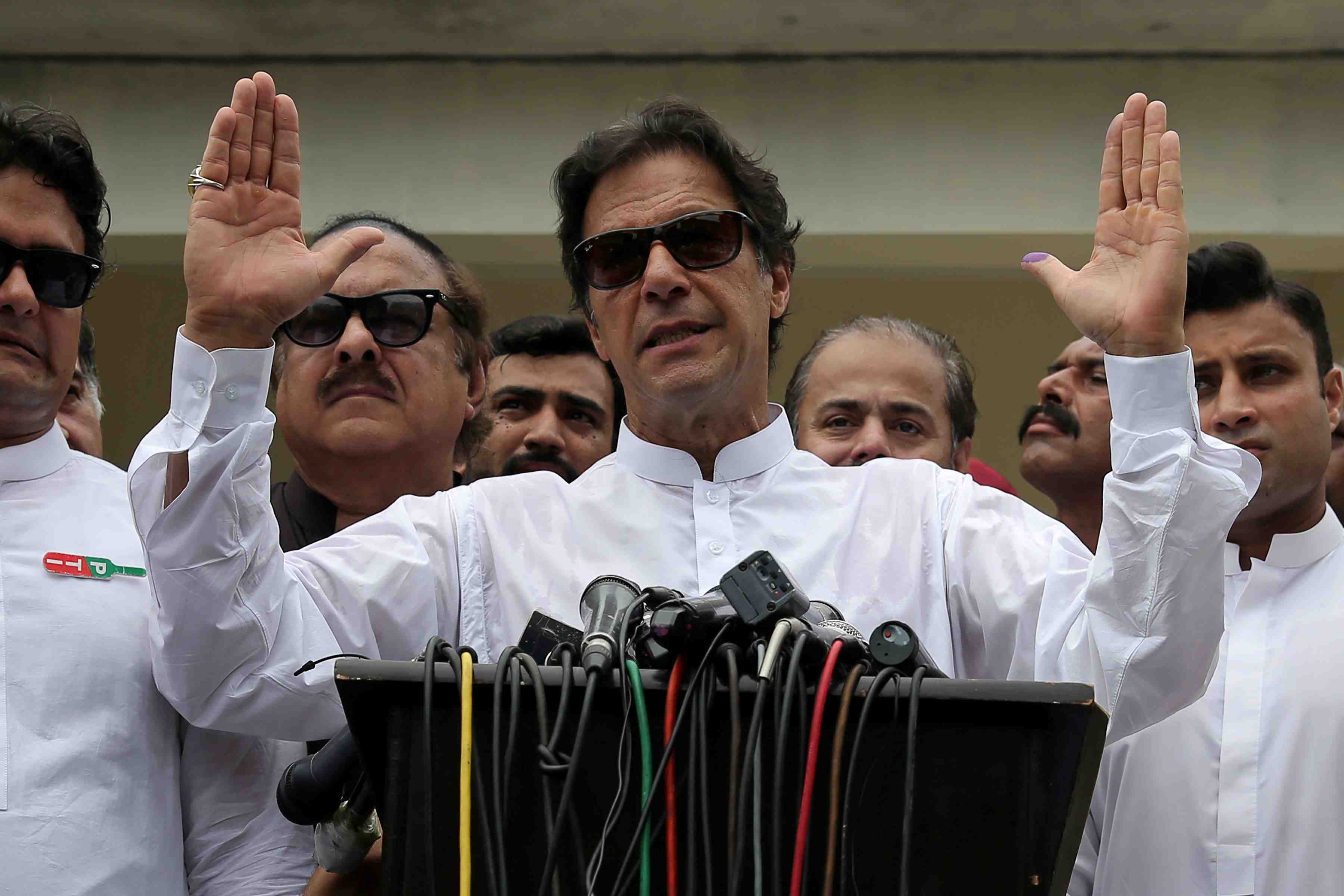 Quatre chaines de tele donnent imran khan en tete au pakistan