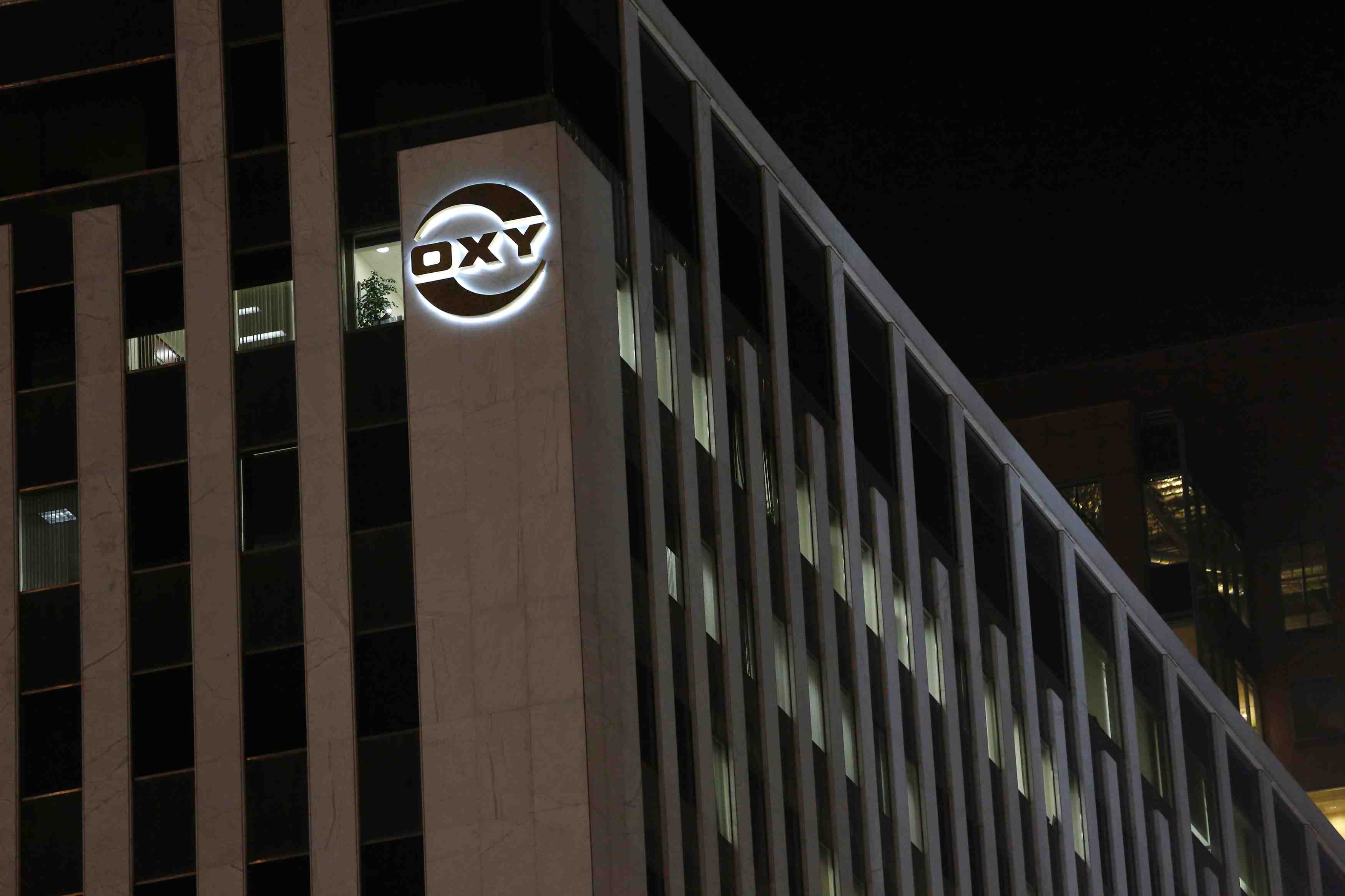 Occidental offre 57 milliards de dollars pour anadarko, surencherit sur chevron