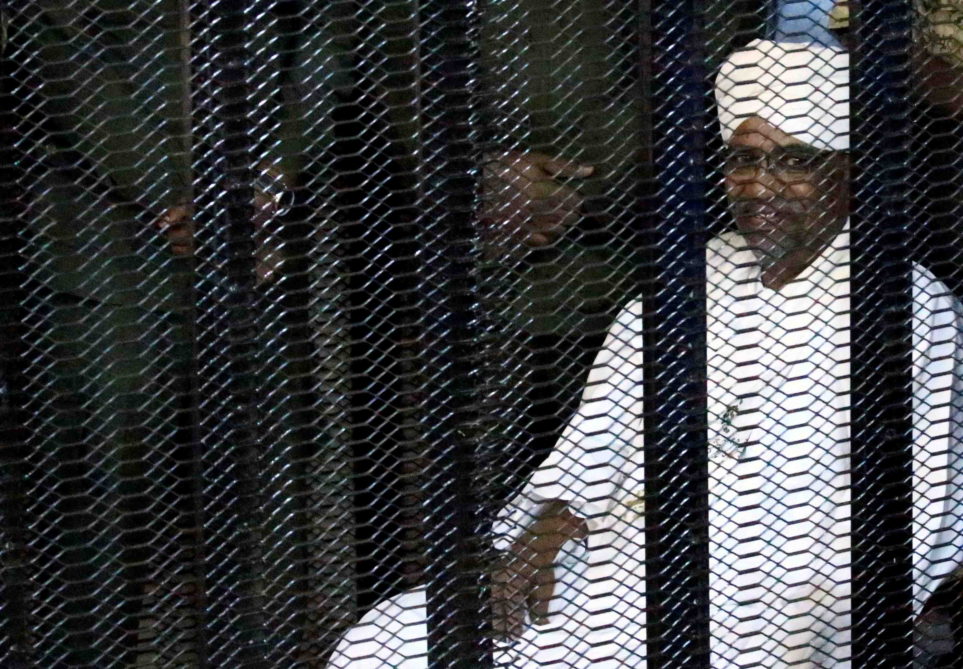 L'ex-president soudanais omar el bechir juge pour corruption a khartoum