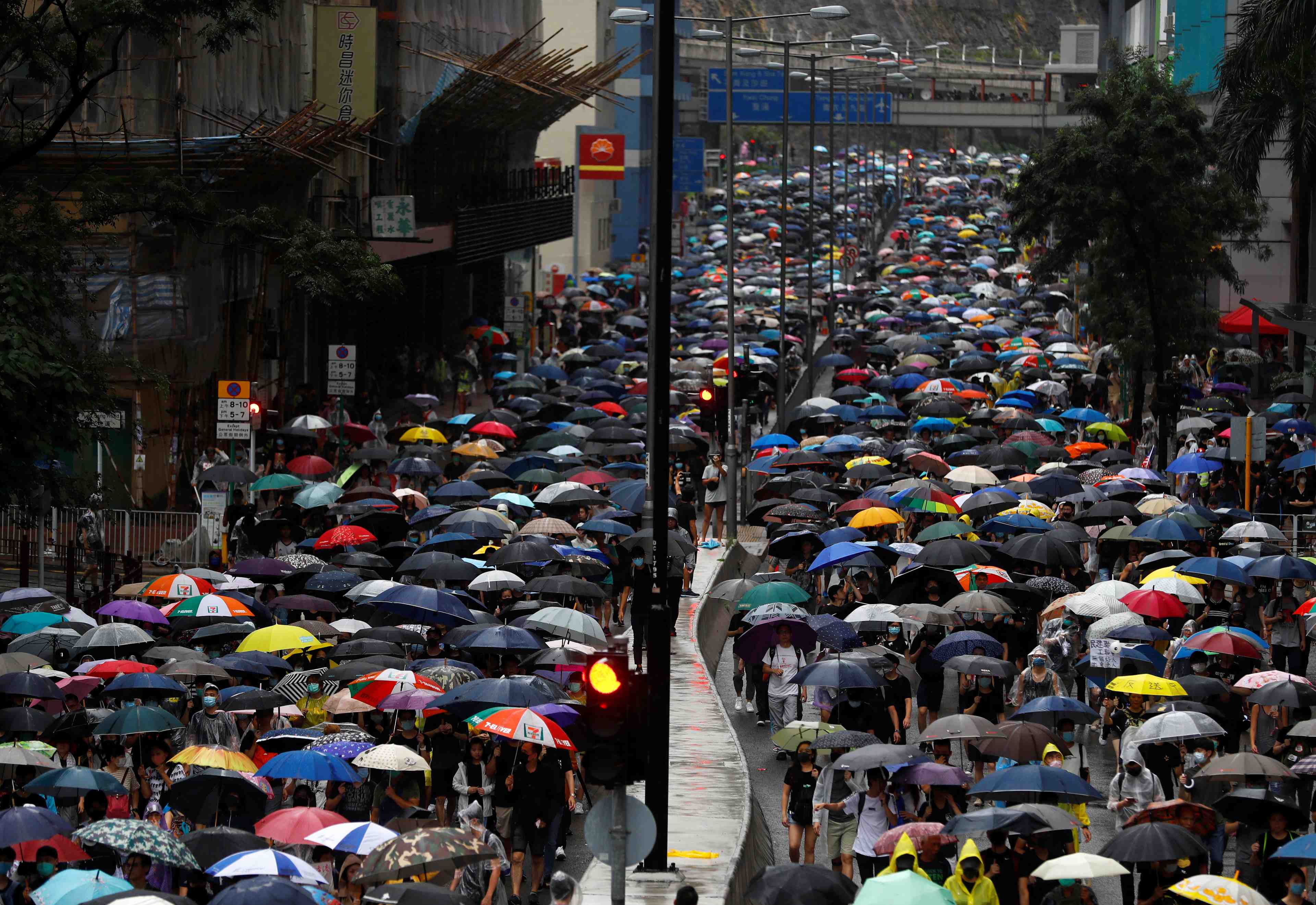 Ocean de parapluies a hong kong pour une nouvelle journee d'action