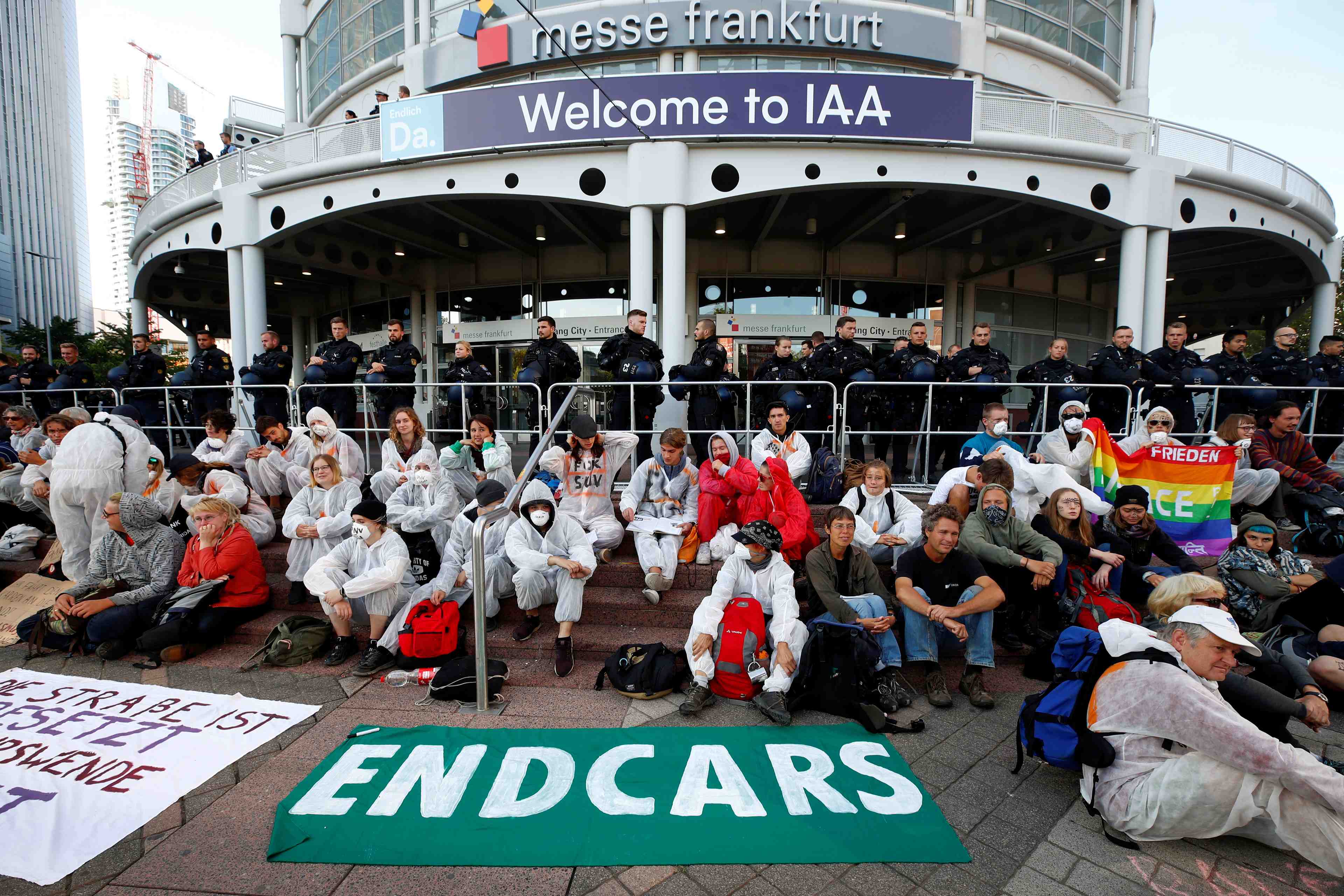 "la fete est finie", lancent des militants du climat au salon de l'auto de francfort