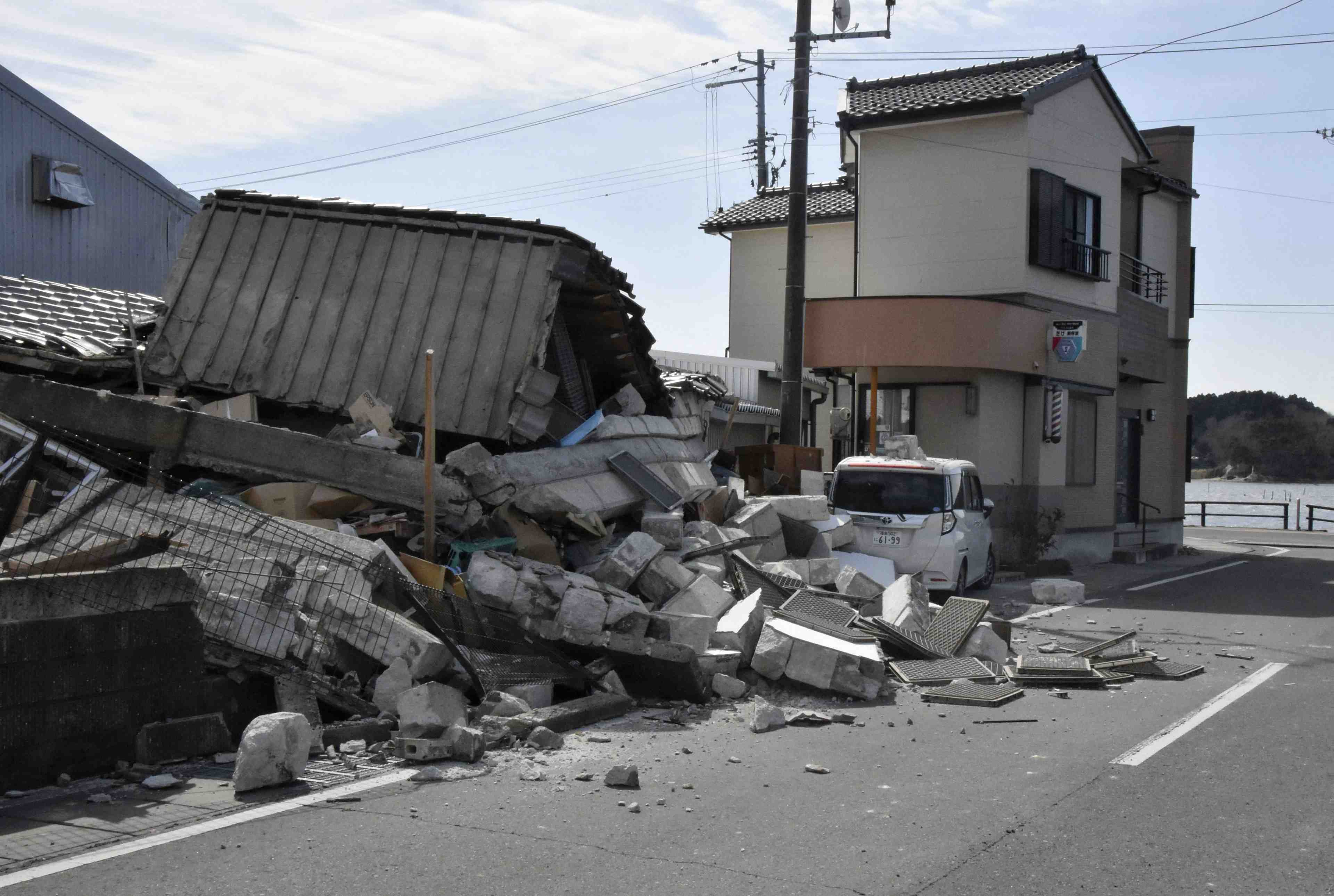 Quatre morts apres le seisme de magnitude 7,4 dans le nord-est du japon