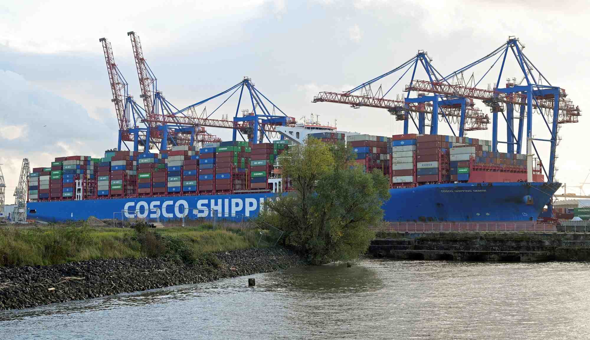 Un cargo de la compagnie maritime chinoise cosco dans le port de hambourg