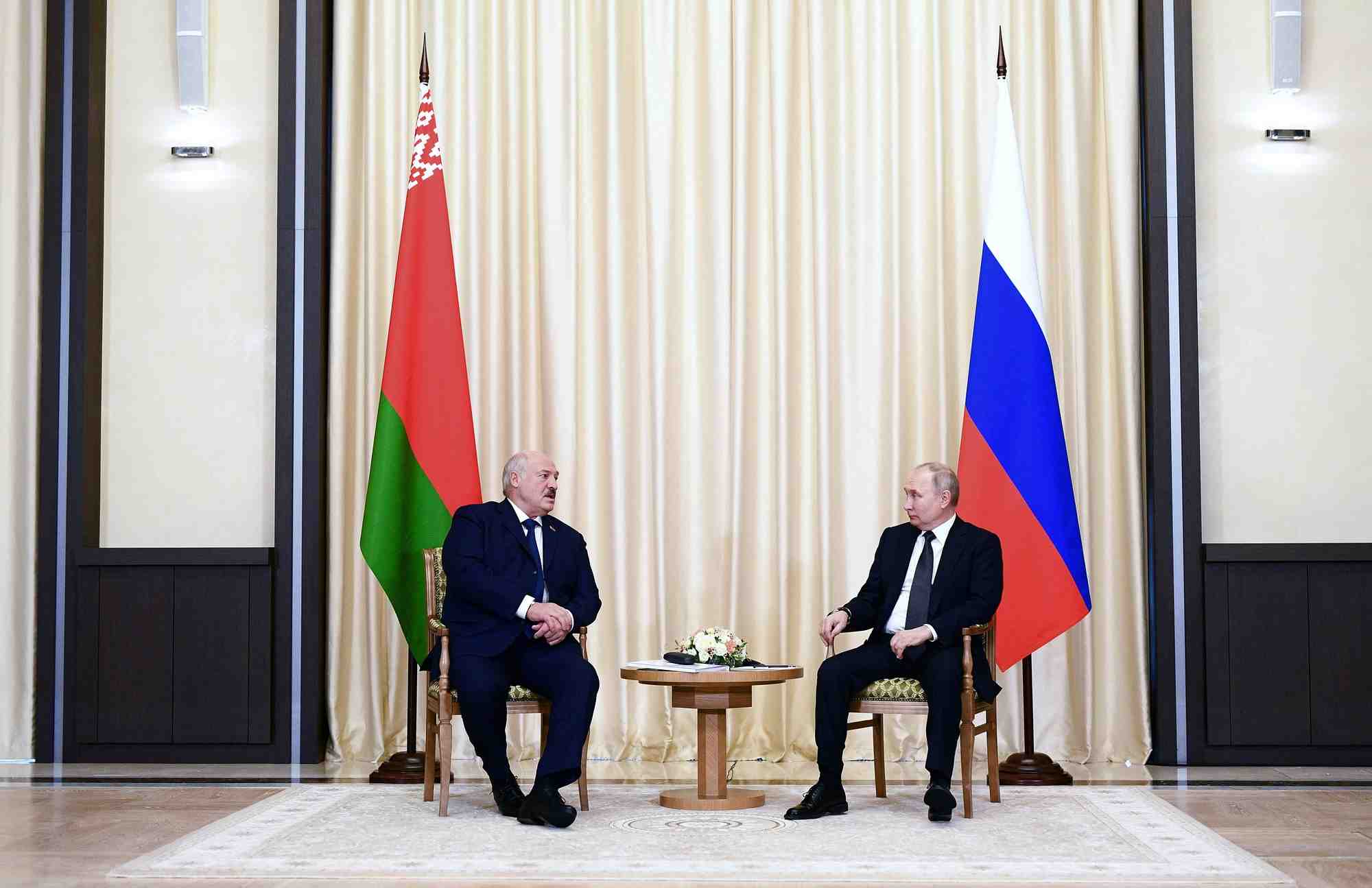 Le president russe vladimir poutine rencontre le president bielorusse alexandre loukachenko dans les environs de moscou