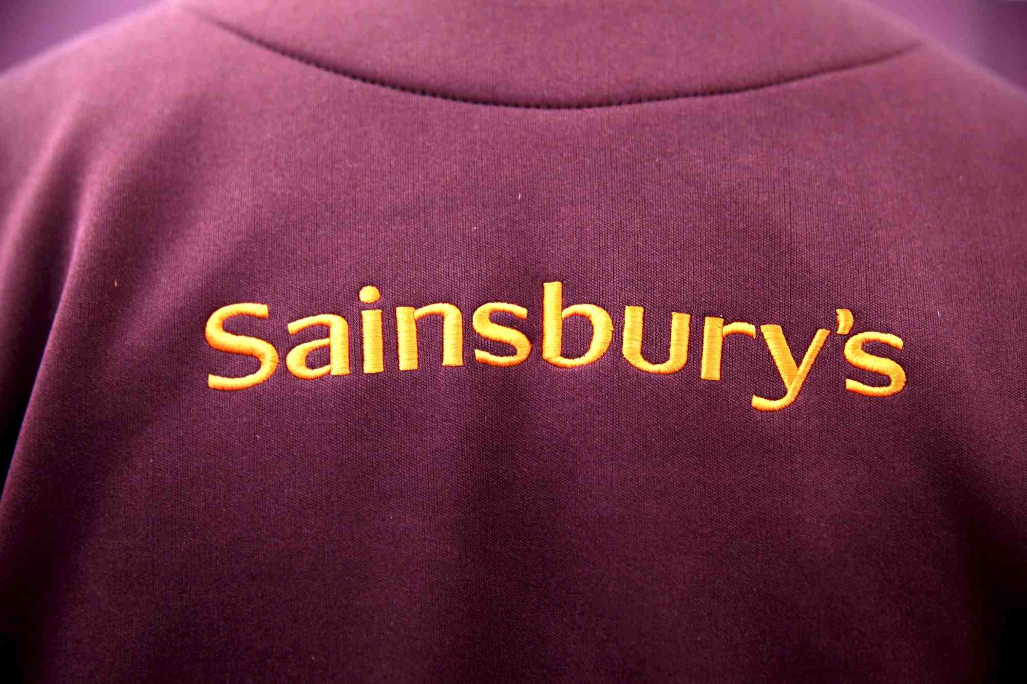 Le logo de sainsbury's sur un uniforme