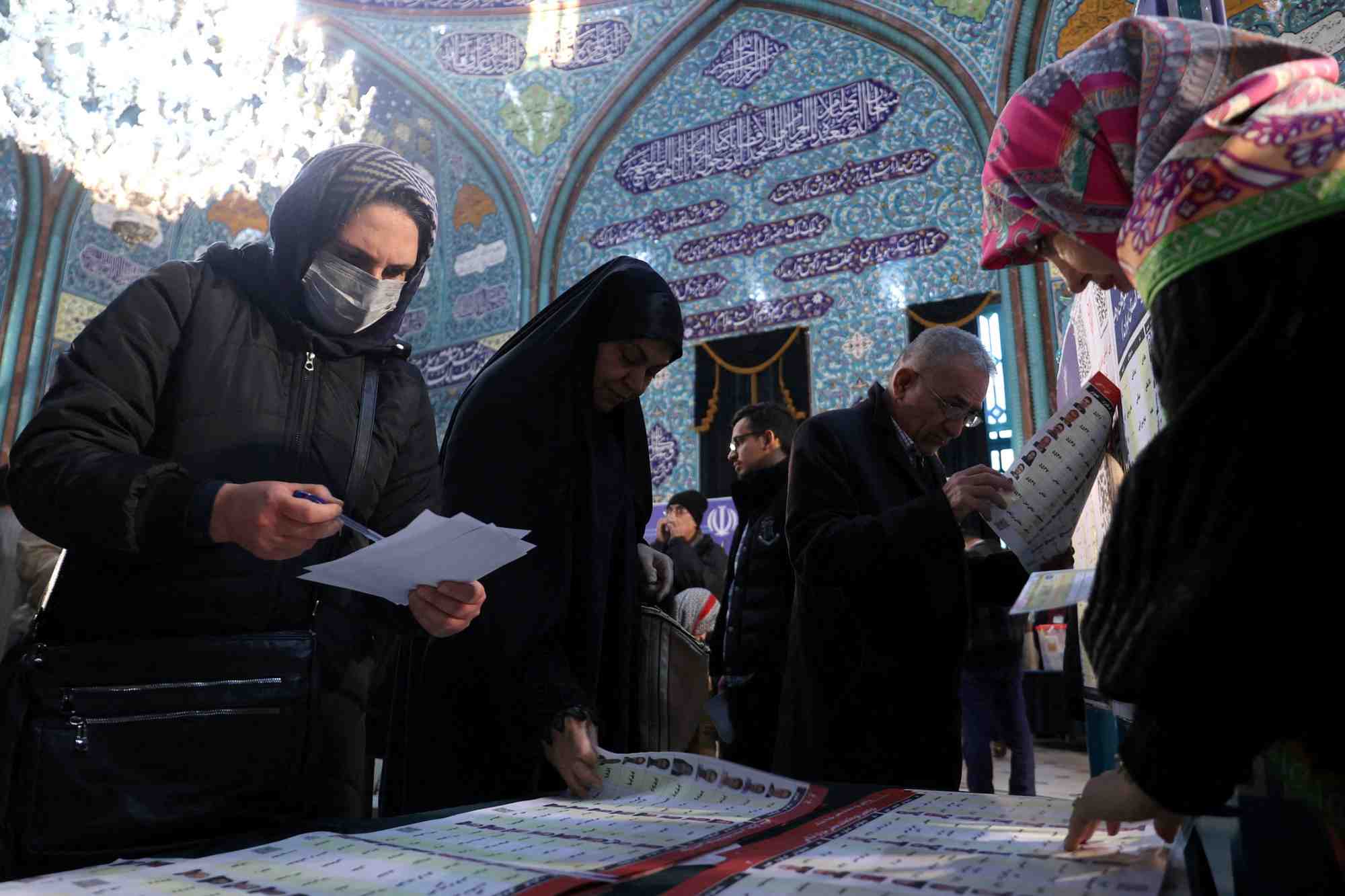 Des iraniens votent lors des elections parlementaires dans un bureau de vote a teheran