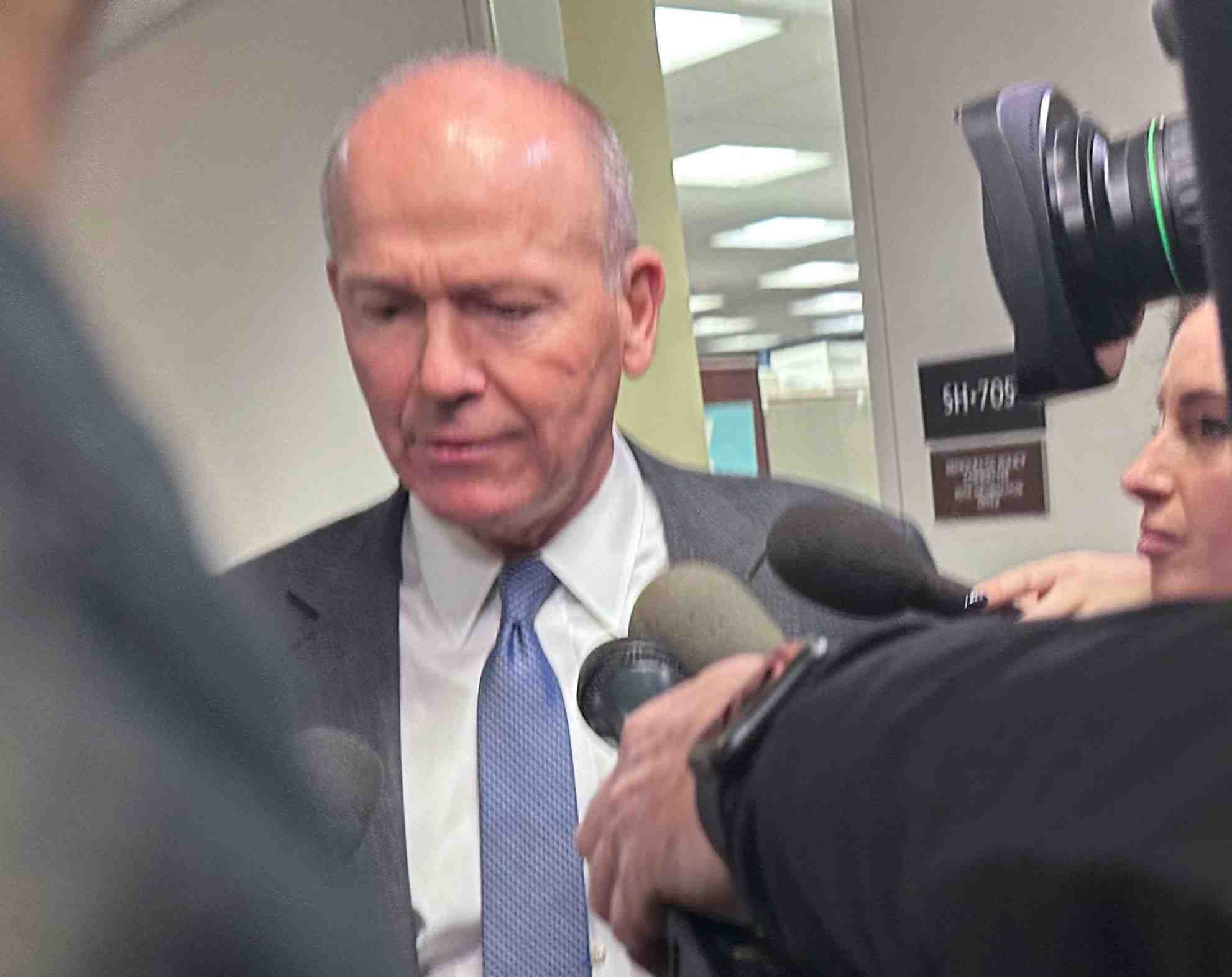 Le directeur general sortant de boeing, dave calhoun, a washington
