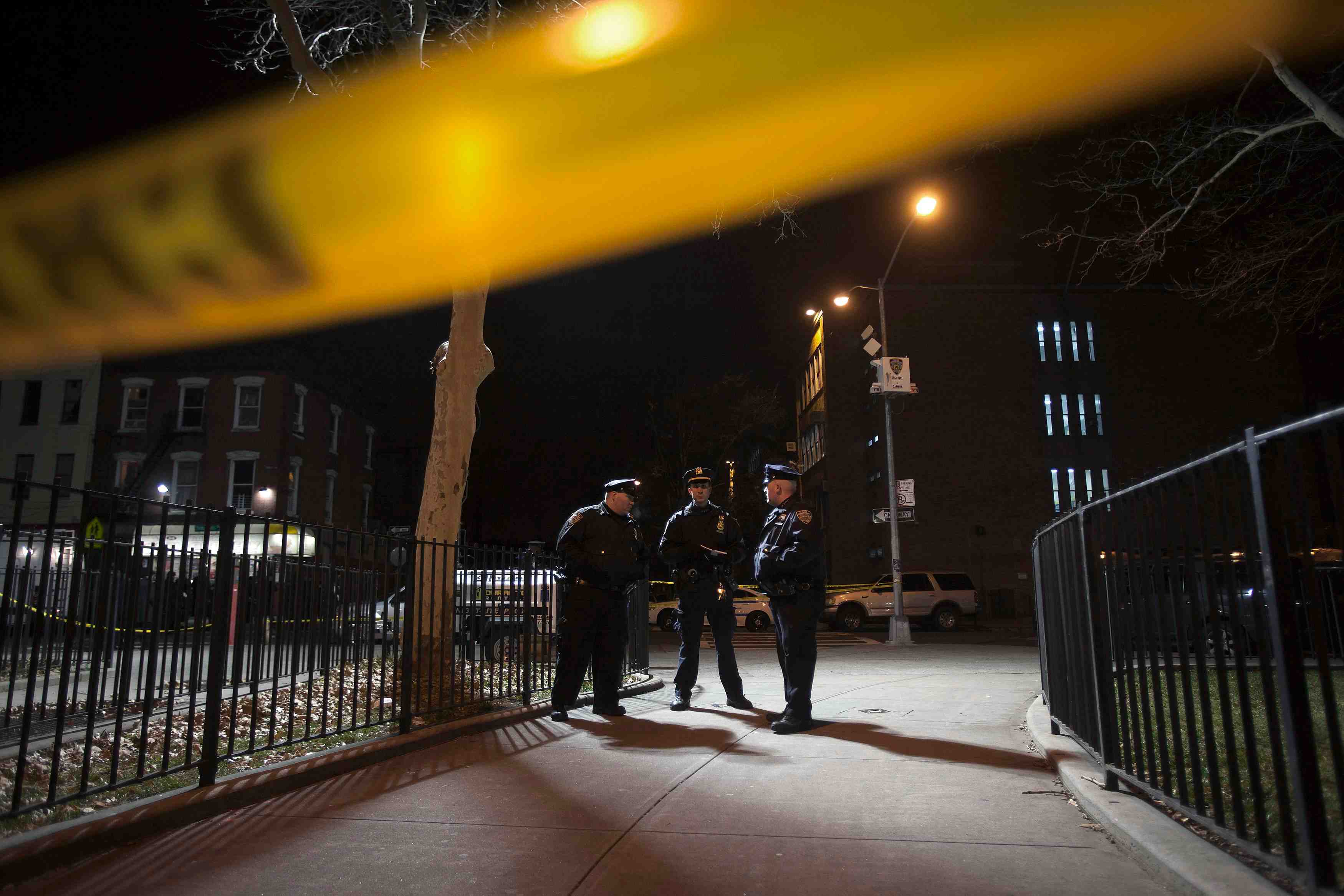 Un homme abat deux policiers puis se suicide a new york