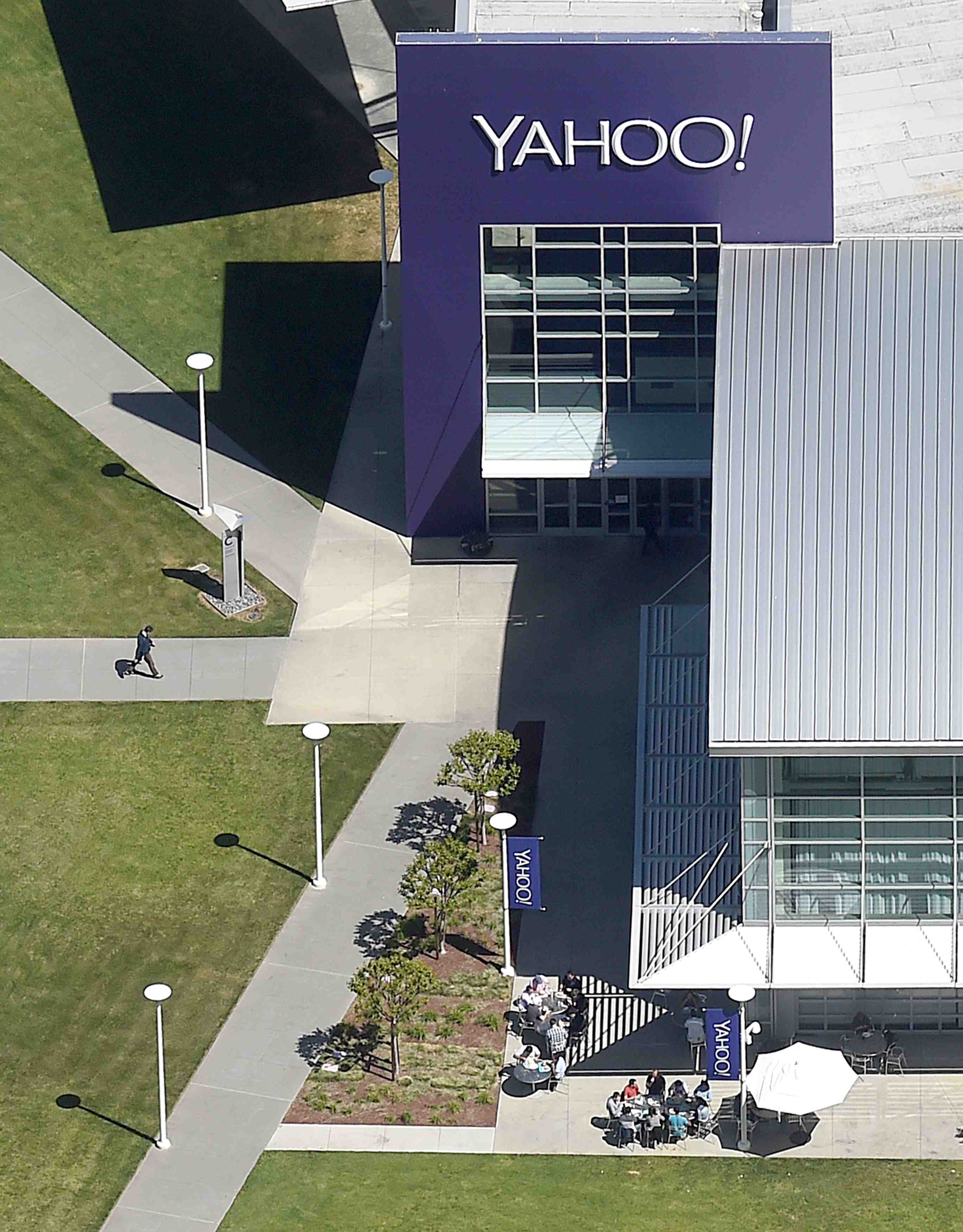 Yp holdings pourrait soumettre une offre a yahoo
