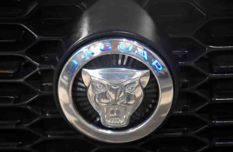 Jaguar land rover reduit sa production, un millier de postes affectes