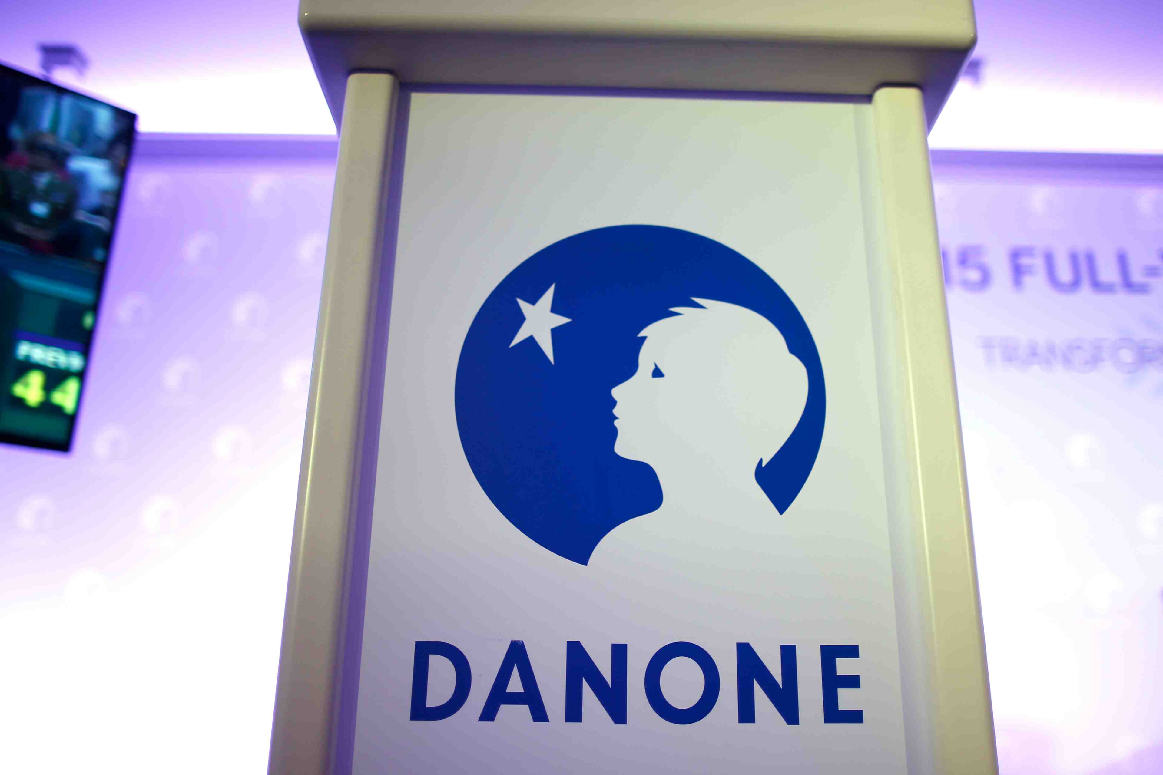 Bourse: danone monte, un fonds activiste reclame le depart du pdg