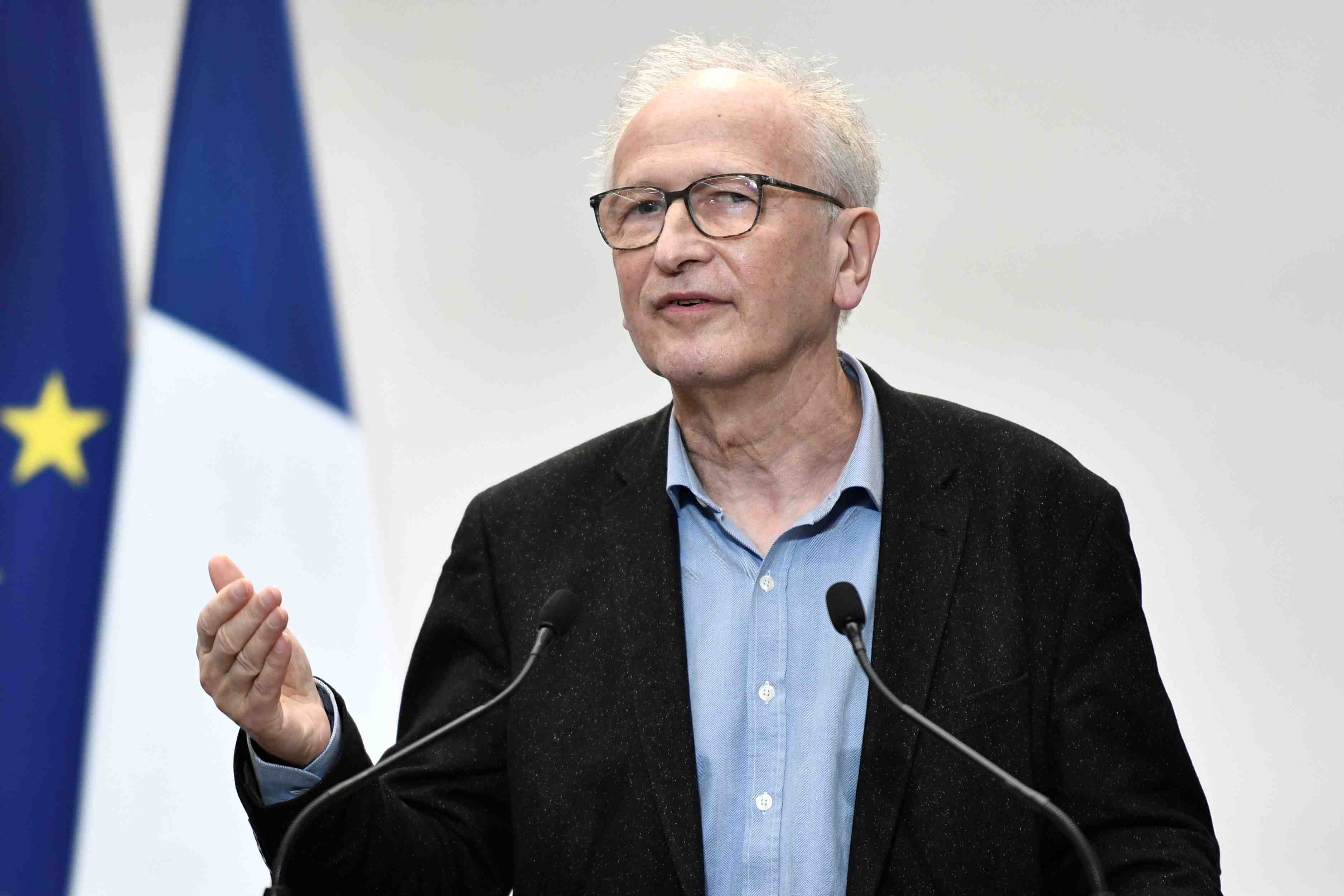 Coronavirus: la france pourrait renouer avec une forme de normalite d'ici l'ete ou l'automne, declare fischer