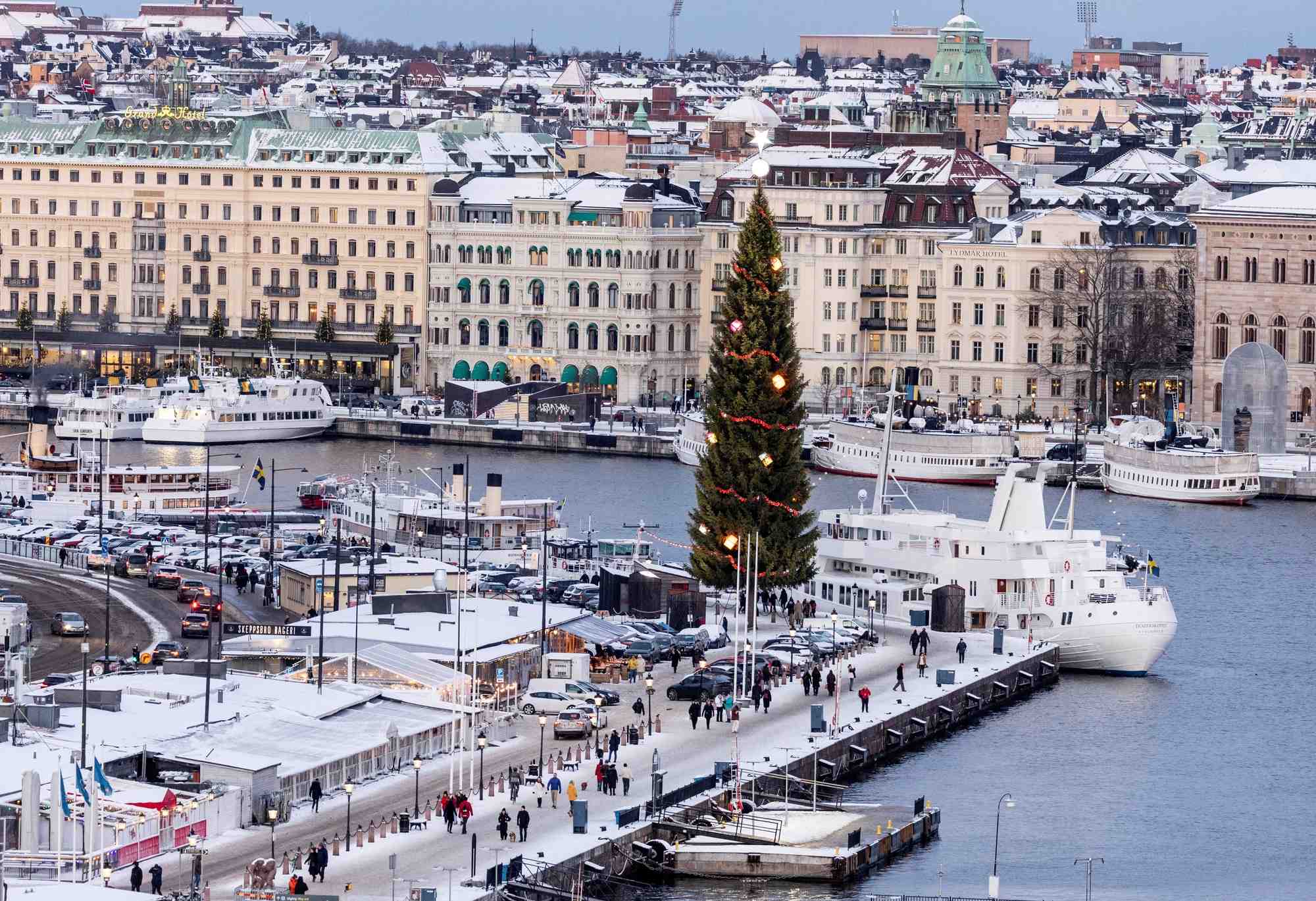 Des gens se promenent le long du quai skeppsbron a stockholm