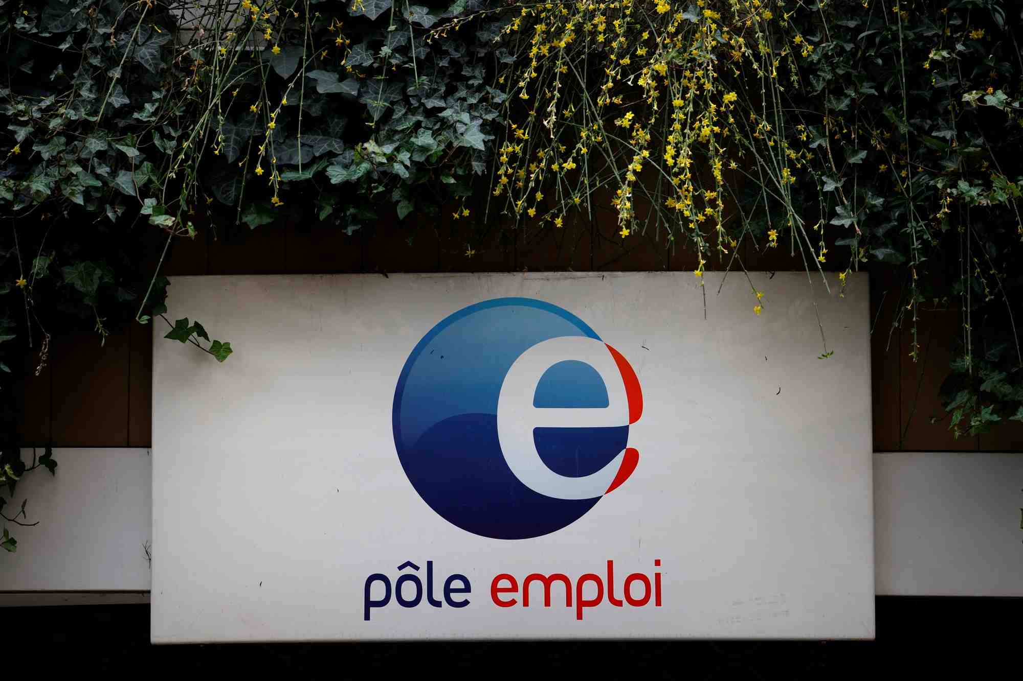 La facade d'une agence pole emploi a paris