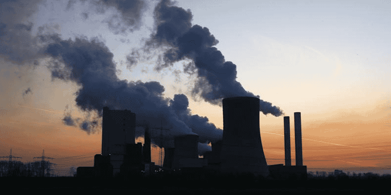 Pour réduire les émissions mondiales, L'ONU Climat plaide pour la sortie des énergies fossiles, l’accélération dans les renouvelables et le déblocage de mécanismes financiers pour la transition et le développement.