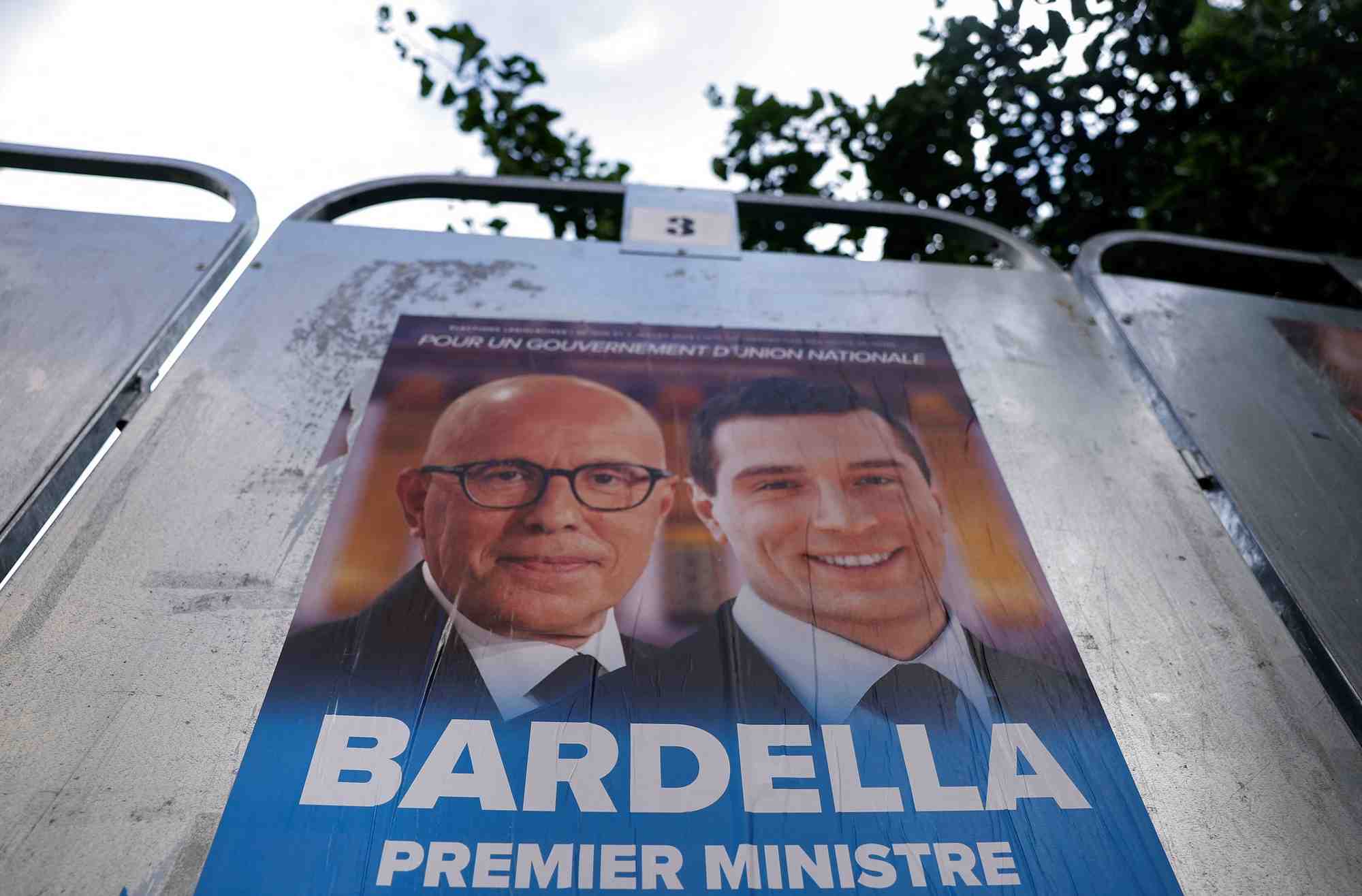 Une affiche de campagne du parti d'extreme droite francais rassemblement national (rn)