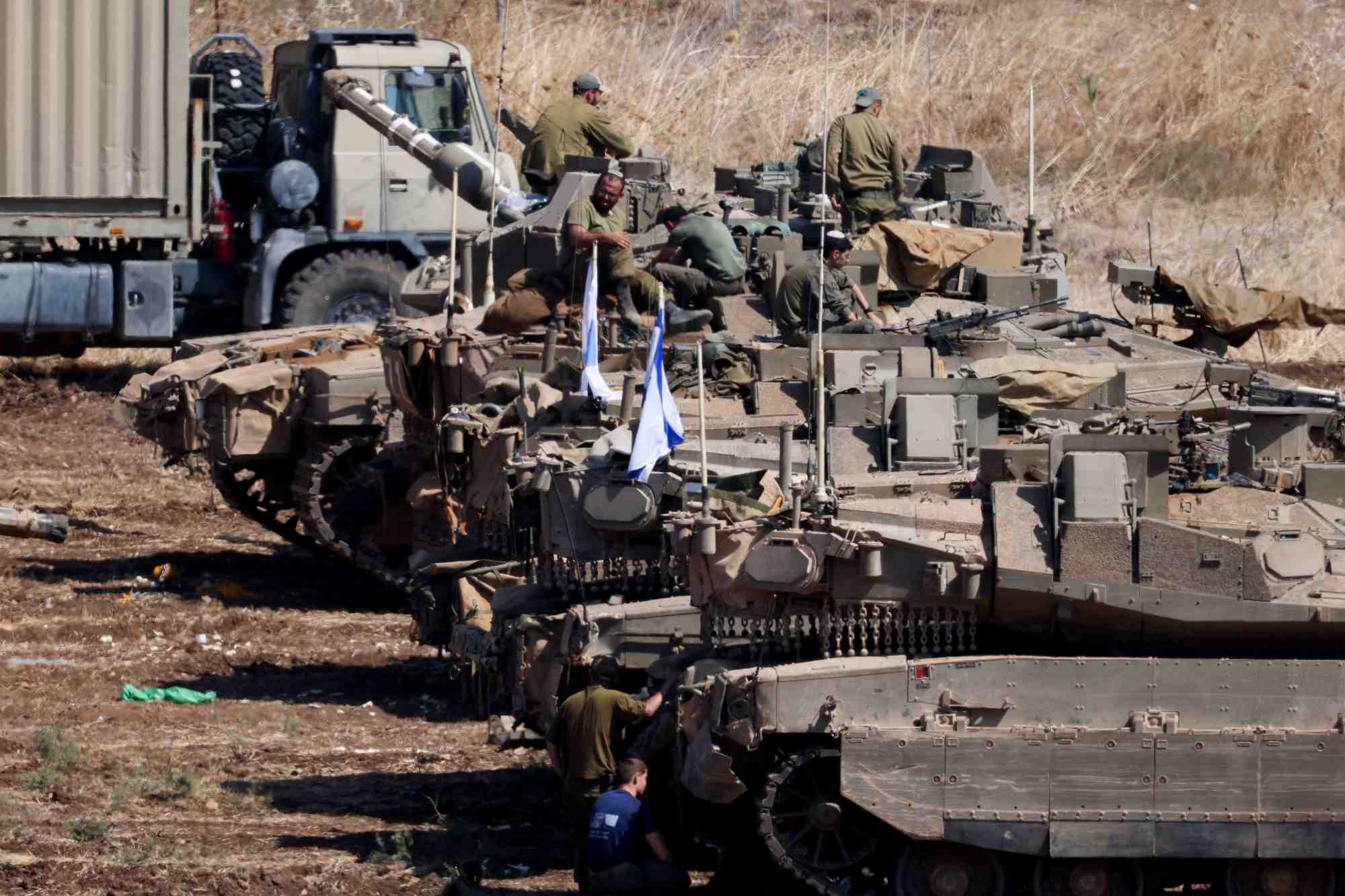 Des vehicules militaires blindes israeliens en formation dans le nord d'israel