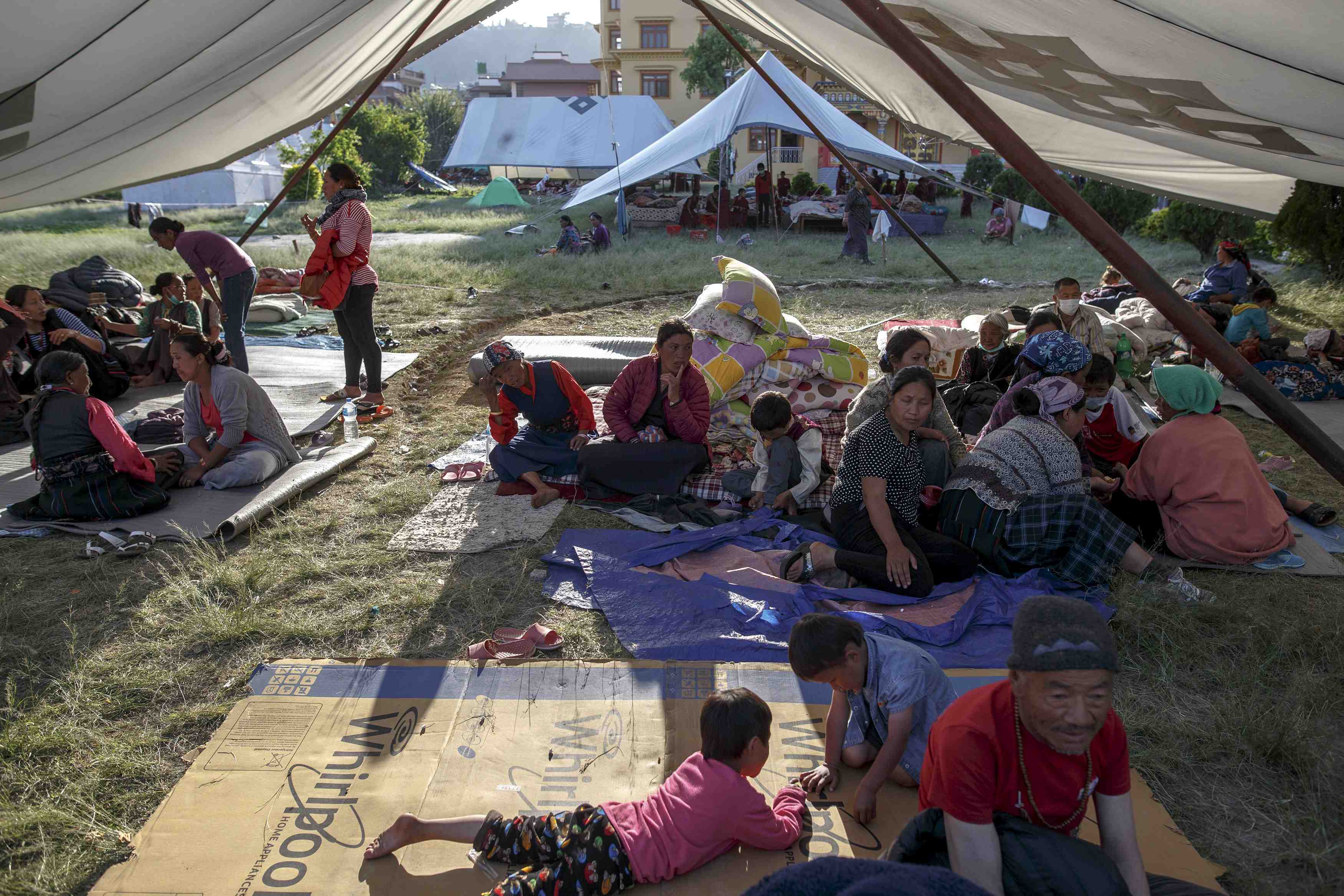 Les avalanches ralentissent les efforts des secours au nepal