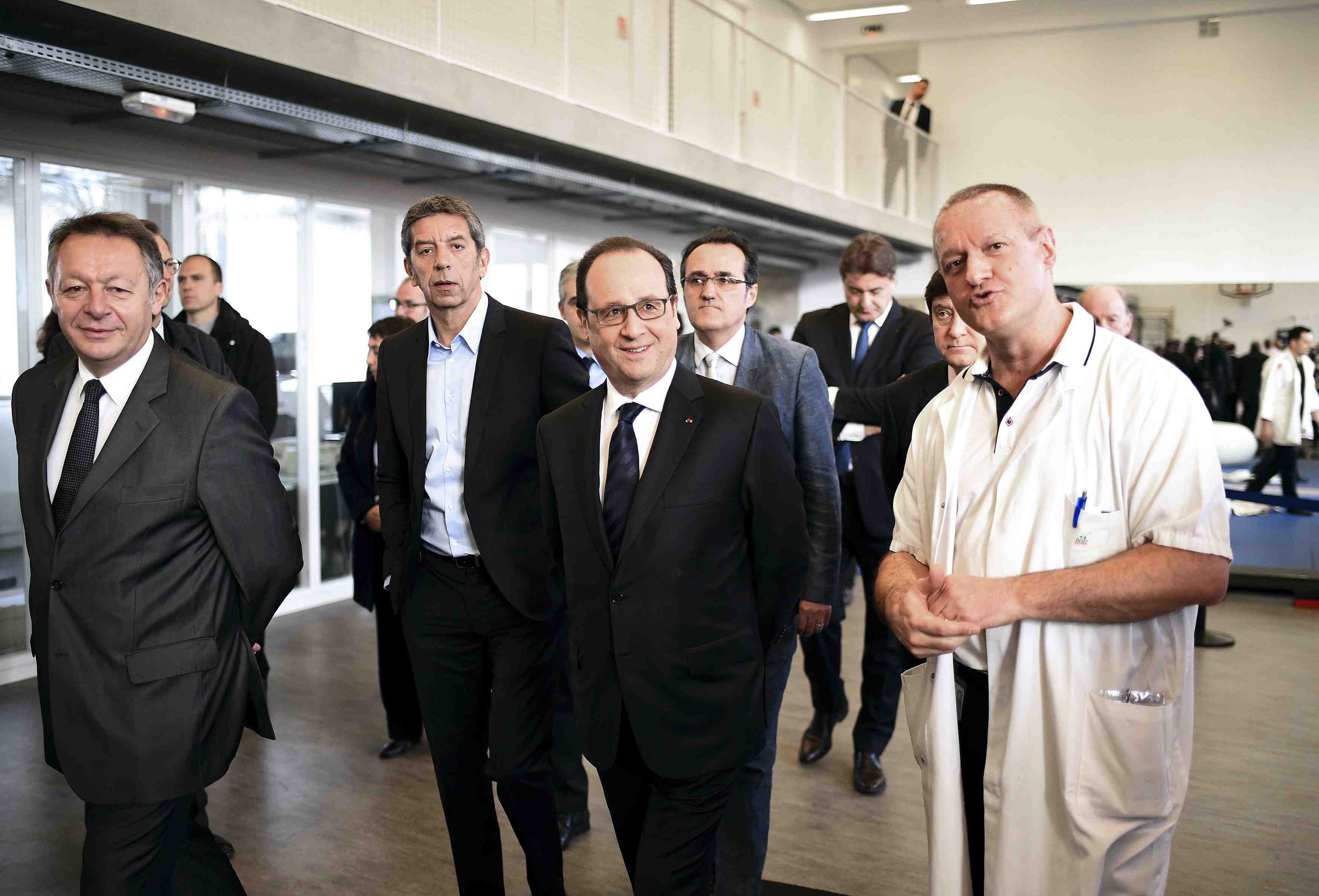 Hollande voit dans l'euro une forme de reponse a la haine