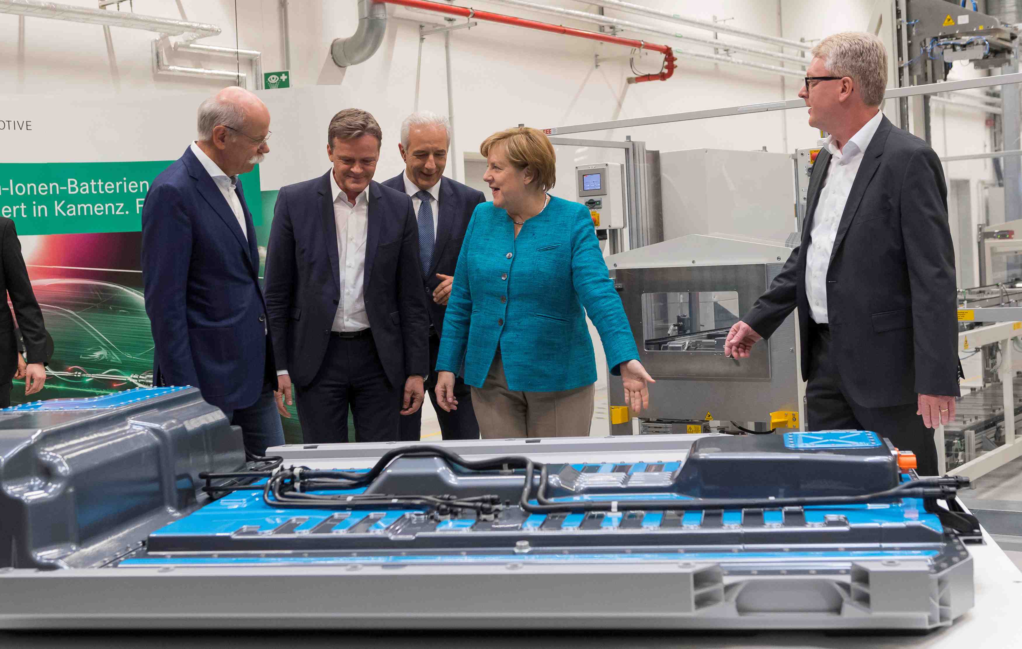 Merkel presse l'automobile allemande d'investir dans l'electrique